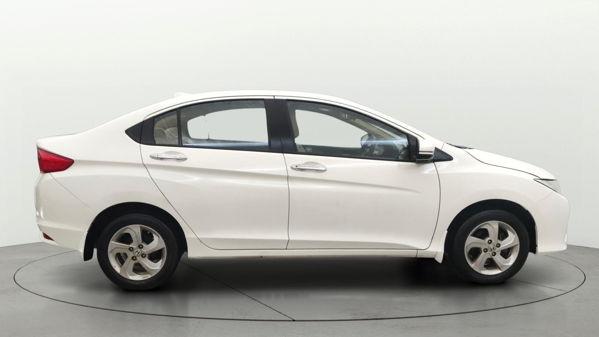 View 2015 Honda City ZX MT Diesel Anniversary Edition Image 9 Used 2015 Honda City ZX MT Diesel Anniversary Edition Image 9