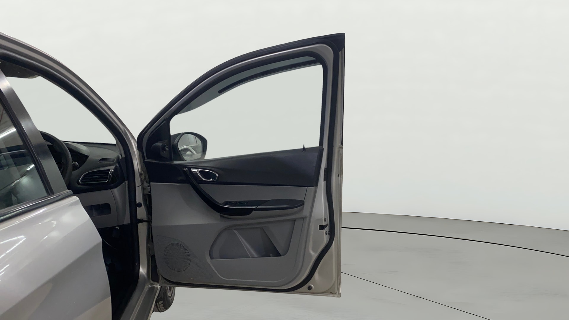 View 2020 Tata Tiago Revotorq XB Image 45 Used 2020 Tata Tiago Revotorq XB Image 45