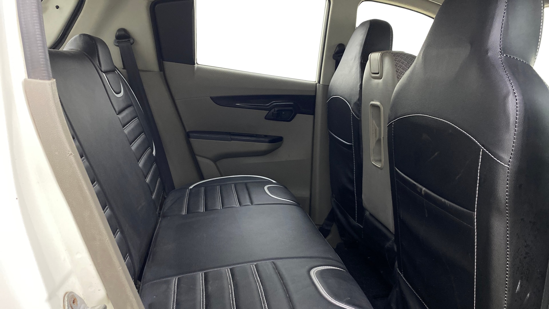 View 2017 Mahindra KUV100 K4 Plus Diesel 6 Seater BS IV Image 28 Used 2017 Mahindra KUV100 K4 Plus Diesel 6 Seater BS IV Image 28