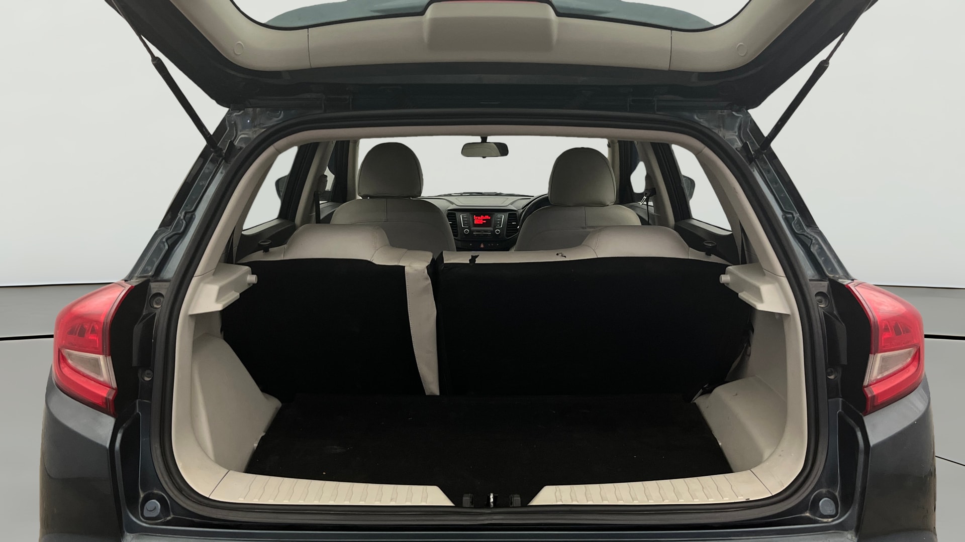 View 2024 Mahindra XUV300 W4 Petrol BS IV Image 37 Used 2024 Mahindra XUV300 W4 Petrol BS IV Image 37
