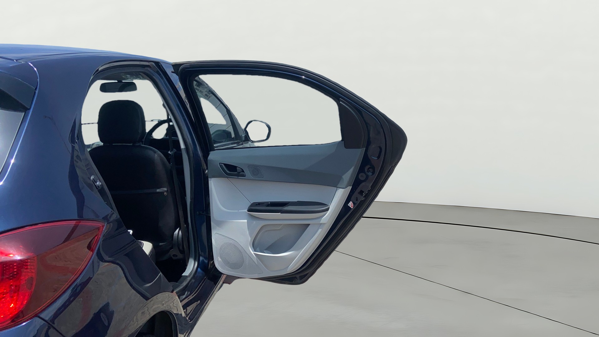 View 2025 Tata Tiago Revotorq XB Image 7 Used 2025 Tata Tiago Revotorq XB Image 7