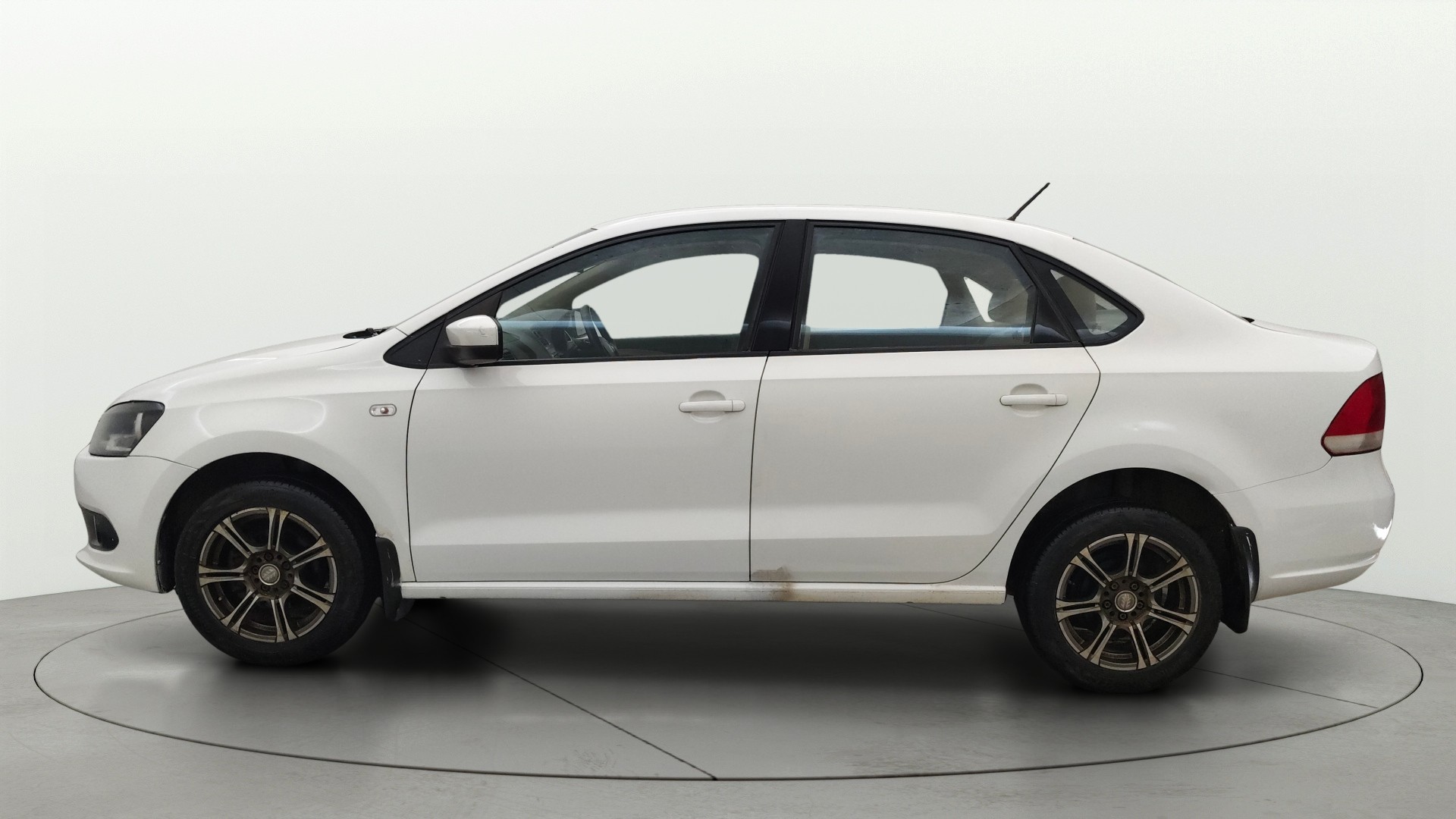 View 2015 Volkswagen Vento DSG Image 5 Used 2015 Volkswagen Vento DSG Image 5