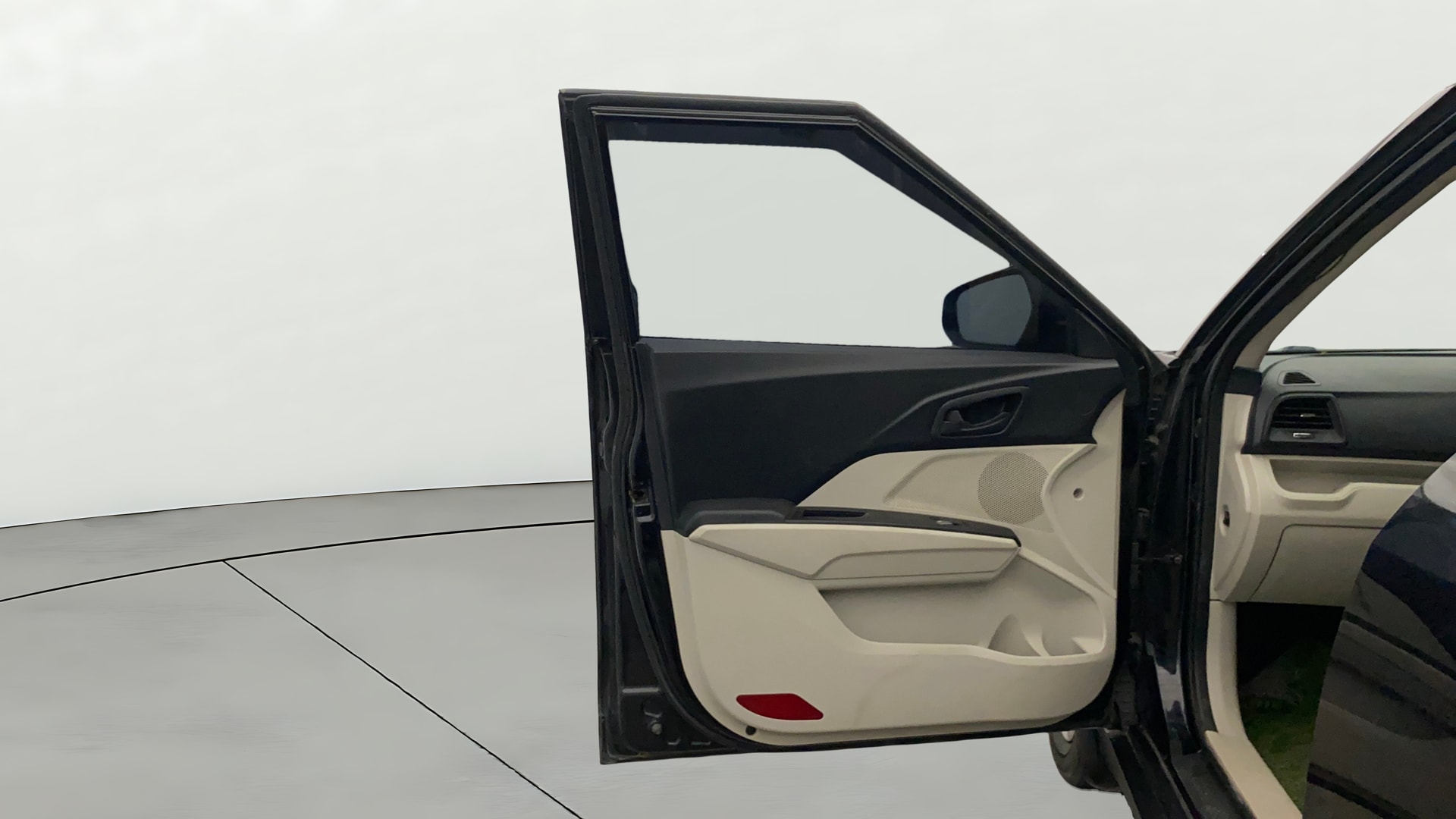 View 2023 Mahindra XUV300 W4 Petrol BS IV Image 31 Used 2023 Mahindra XUV300 W4 Petrol BS IV Image 31
