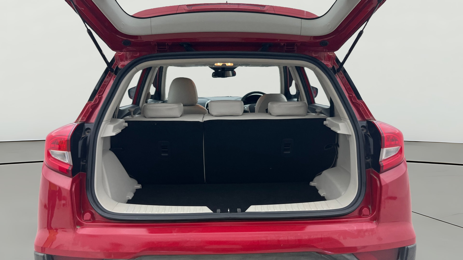 View 2022 Mahindra XUV300 W4 Petrol BS IV Image 42 Used 2022 Mahindra XUV300 W4 Petrol BS IV Image 42