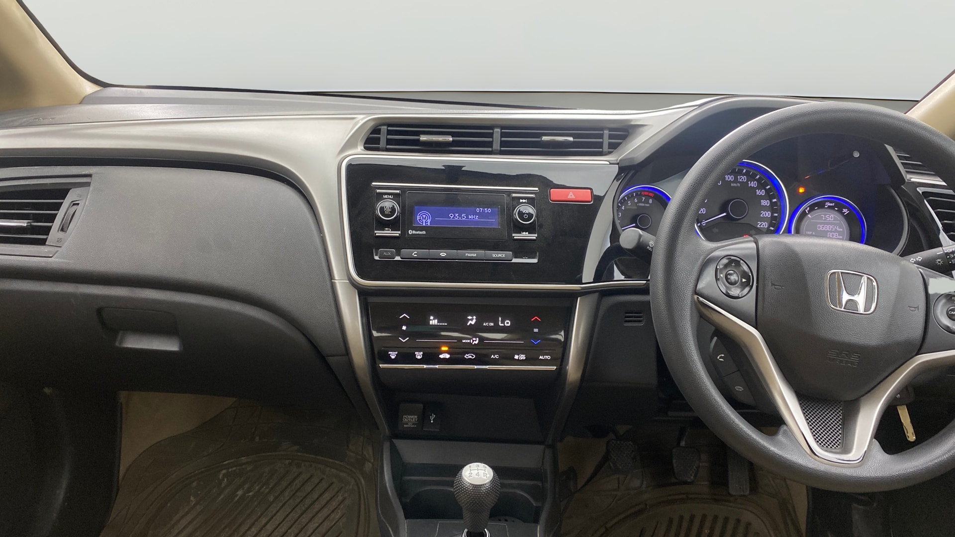 View 2015 Honda City ZX MT Diesel Anniversary Edition Image 17 Used 2015 Honda City ZX MT Diesel Anniversary Edition Image 17