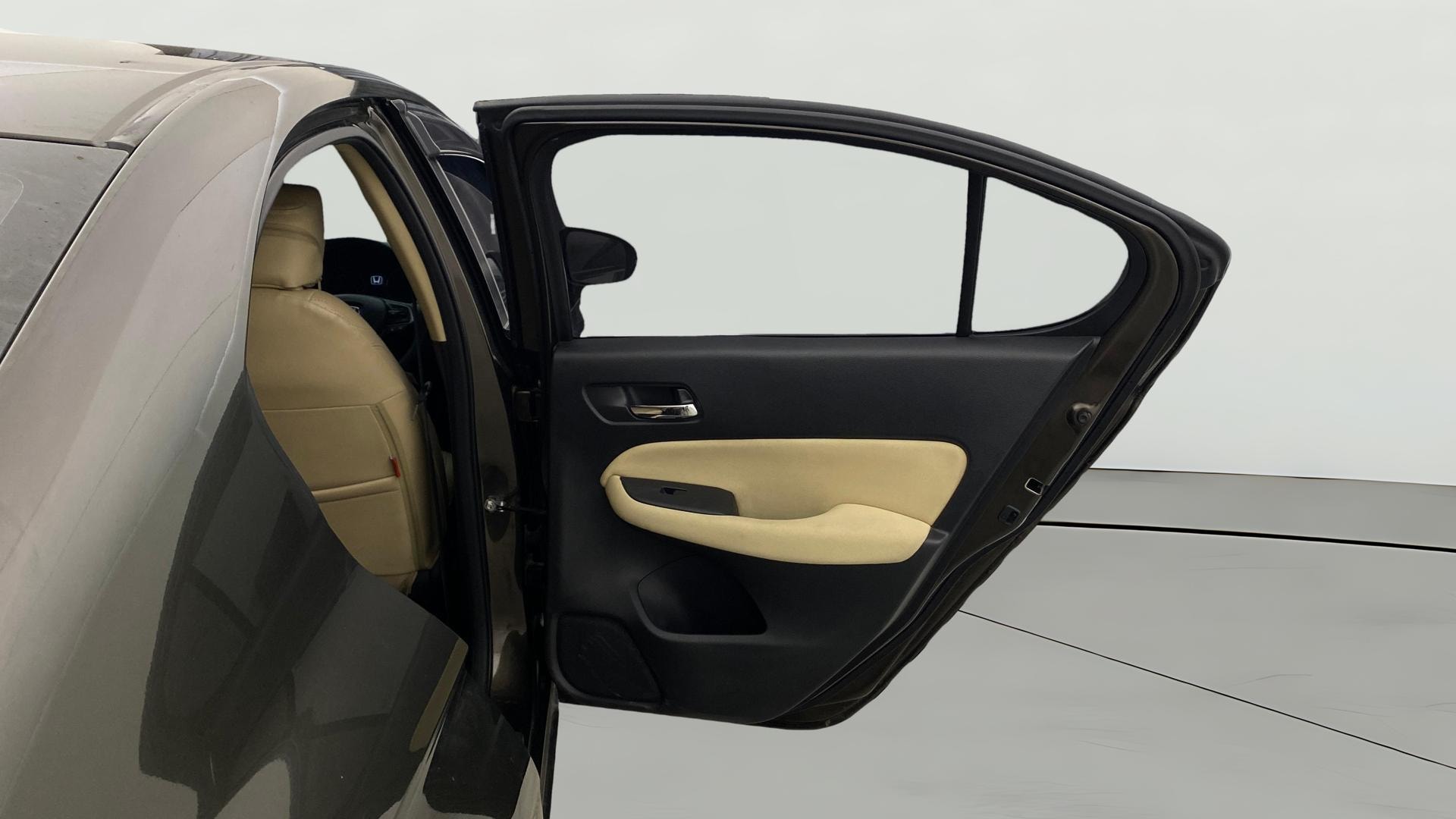 View 2024 Honda City ZX MT Diesel Anniversary Edition Image 8 Used 2024 Honda City ZX MT Diesel Anniversary Edition Image 8