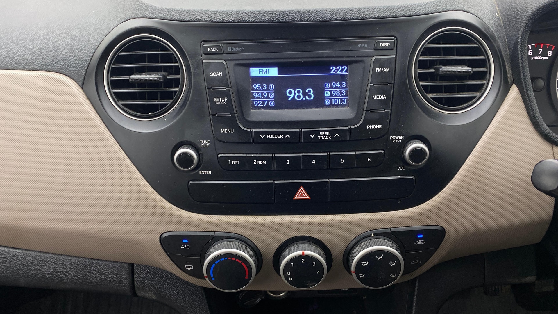 View 2016 Hyundai Grand i10 Sportz 1.2 Kappa Image 17 Used 2016 Hyundai Grand i10 Sportz 1.2 Kappa Image 17