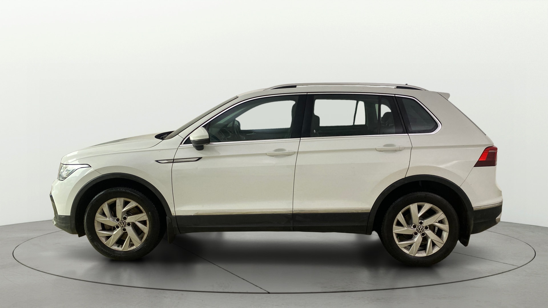 View 2022 Volkswagen Tiguan DSG 4MOTION Comfortline Image 5 Used 2022 Volkswagen Tiguan DSG 4MOTION Comfortline Image 5