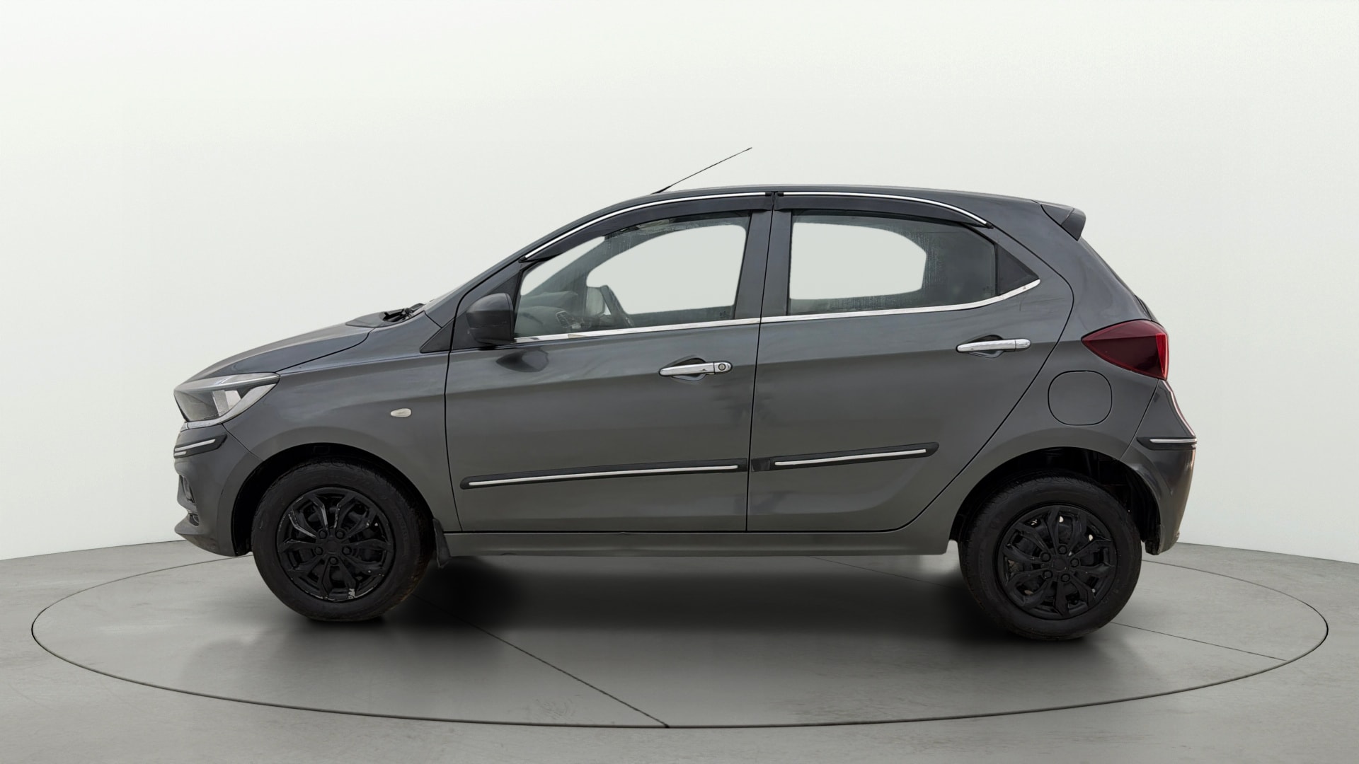 View 2022 Tata Tiago Revotorq XB Image 5 Used 2022 Tata Tiago Revotorq XB Image 5