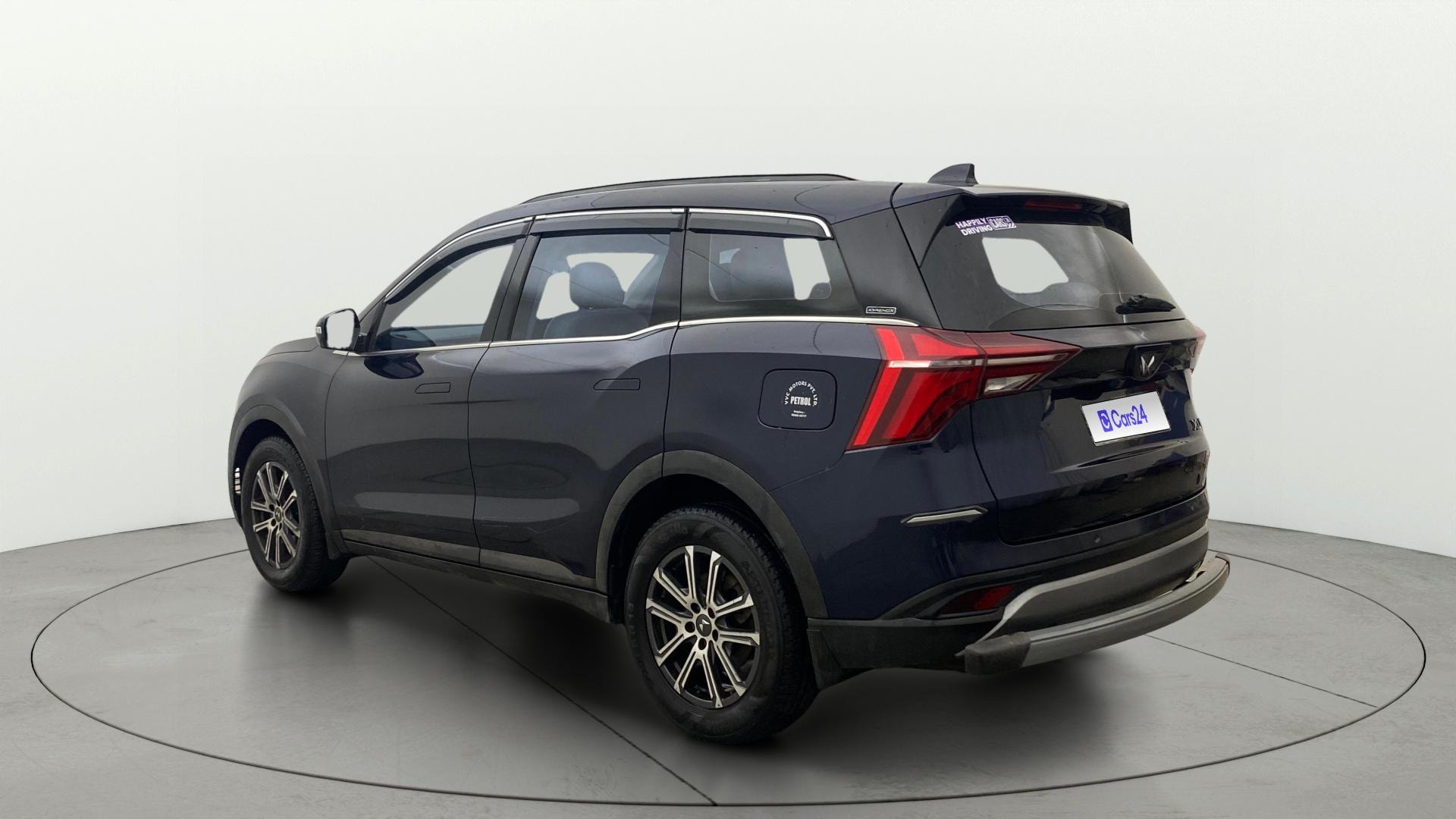 View 2022 Mahindra XUV700 MX Petrol 5 STR Image 2 Used 2022 Mahindra XUV700 MX Petrol 5 STR Image 2
