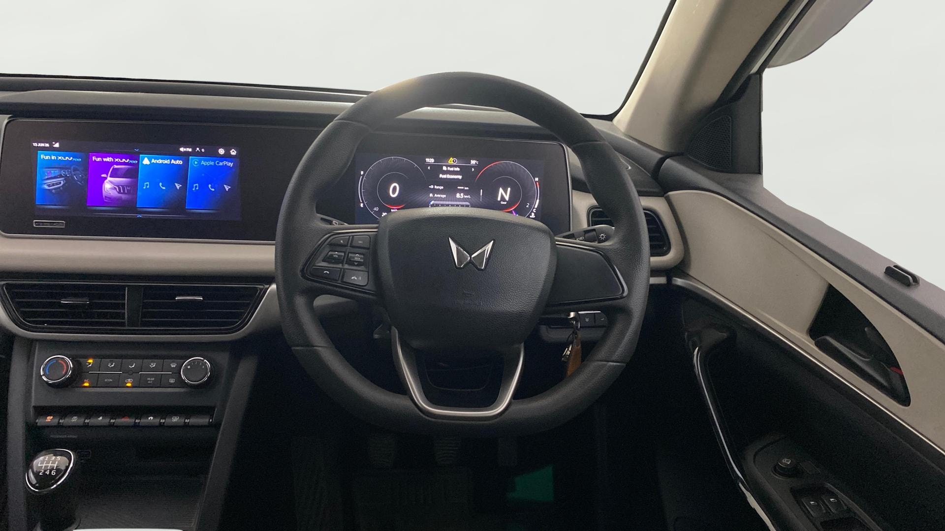 View 2022 Mahindra XUV700 MX Petrol 5 STR Image 21 Used 2022 Mahindra XUV700 MX Petrol 5 STR Image 21