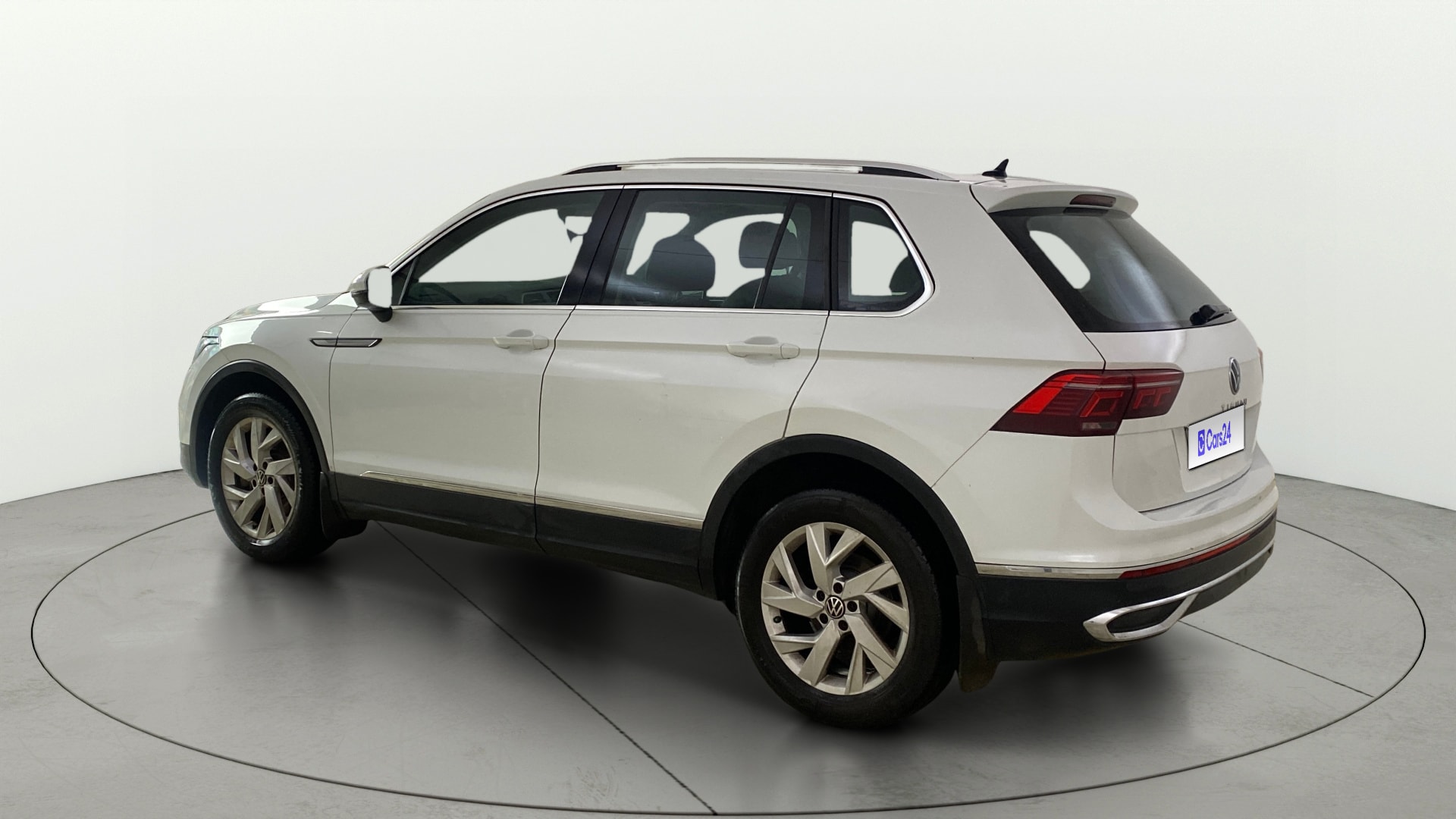 View 2022 Volkswagen Tiguan DSG 4MOTION Comfortline Image 2 Used 2022 Volkswagen Tiguan DSG 4MOTION Comfortline Image 2