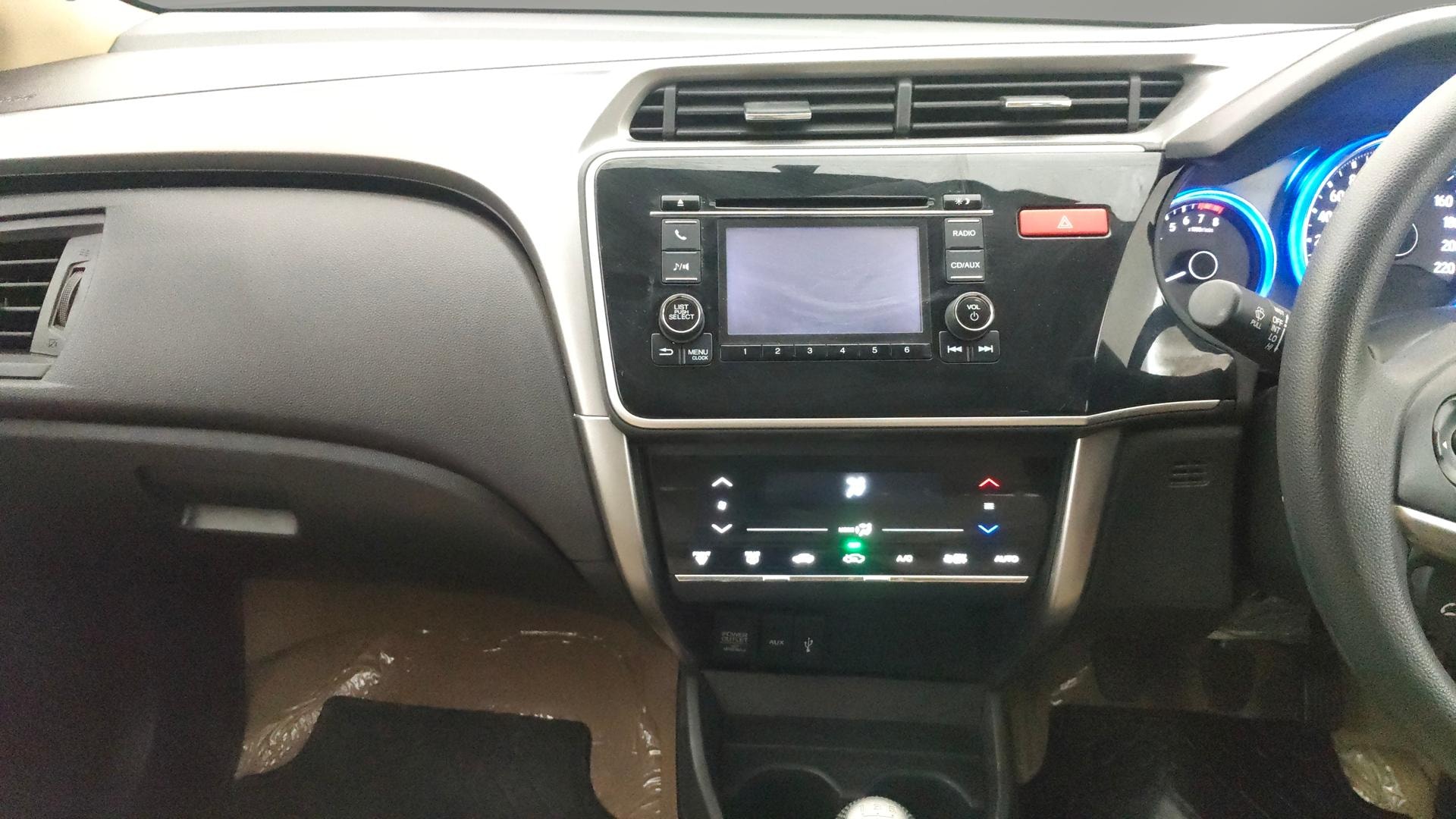 View 2015 Honda City ZX MT Diesel Anniversary Edition Image 18 Used 2015 Honda City ZX MT Diesel Anniversary Edition Image 18
