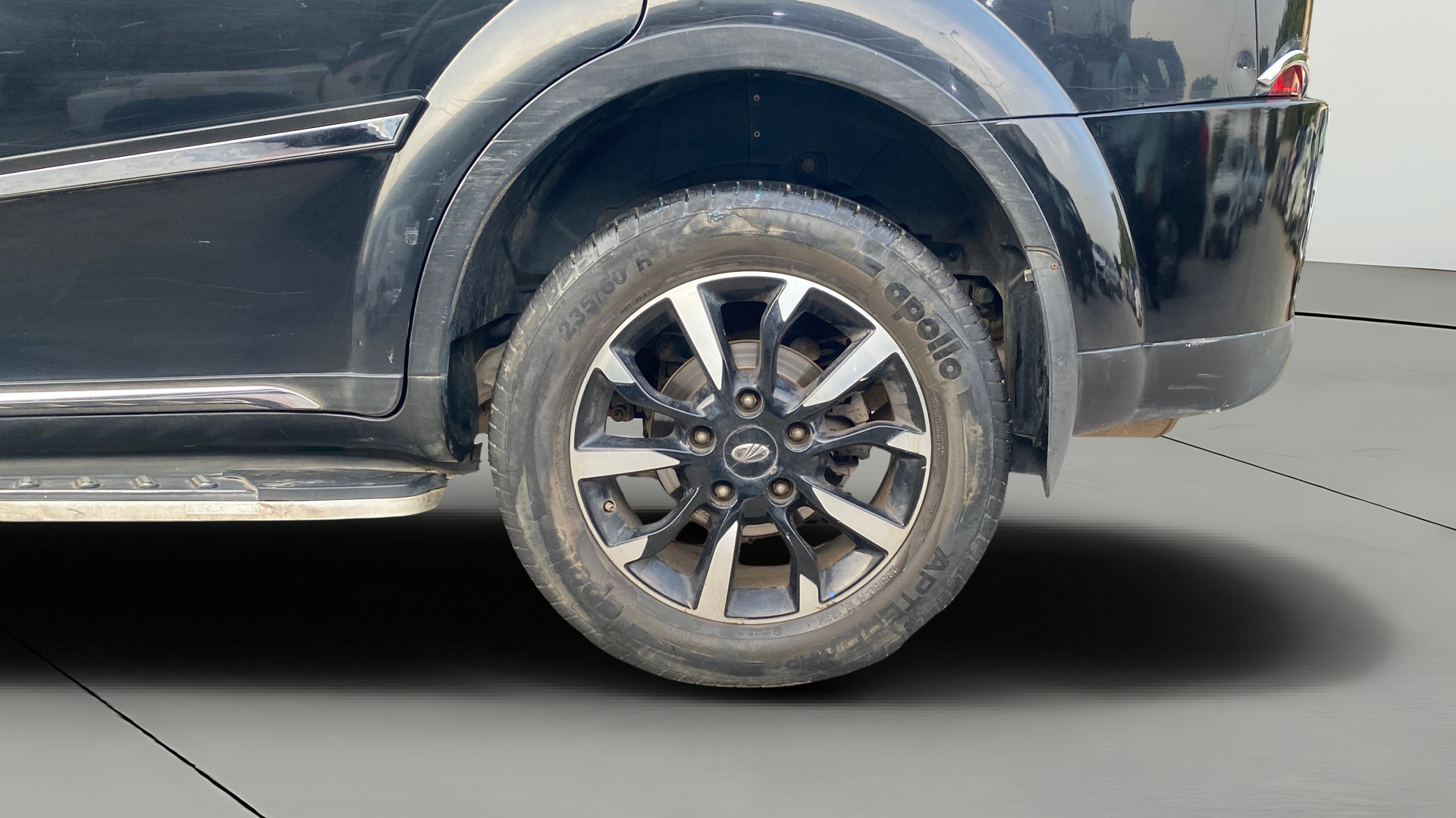 View 2018 Mahindra XUV500 W11 AT Image 8 Used 2018 Mahindra XUV500 W11 AT Image 8