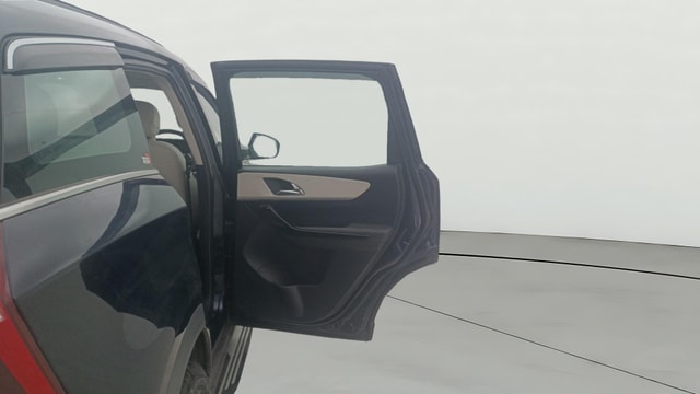 View Mahindra XUV700 Image 6 Used Mahindra XUV700 Image 6