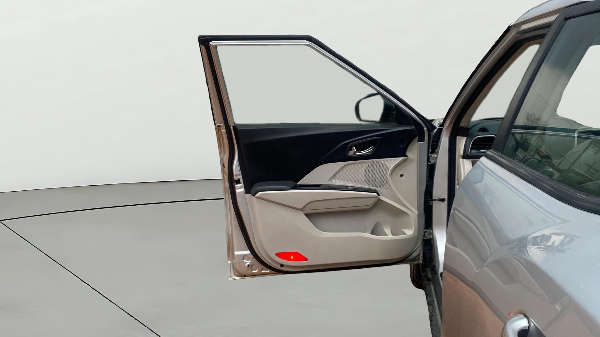 View 2020 Mahindra XUV300 W4 Petrol BS IV Image 39 Used 2020 Mahindra XUV300 W4 Petrol BS IV Image 39
