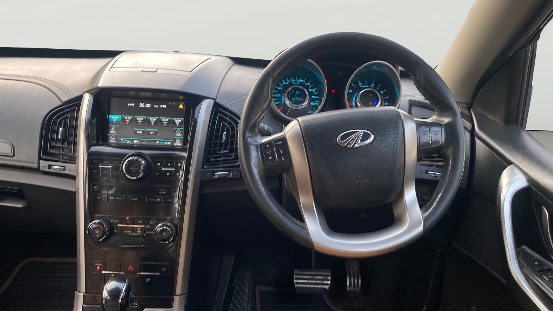 View 2018 Mahindra XUV500 W11 AT Image 14 Used 2018 Mahindra XUV500 W11 AT Image 14