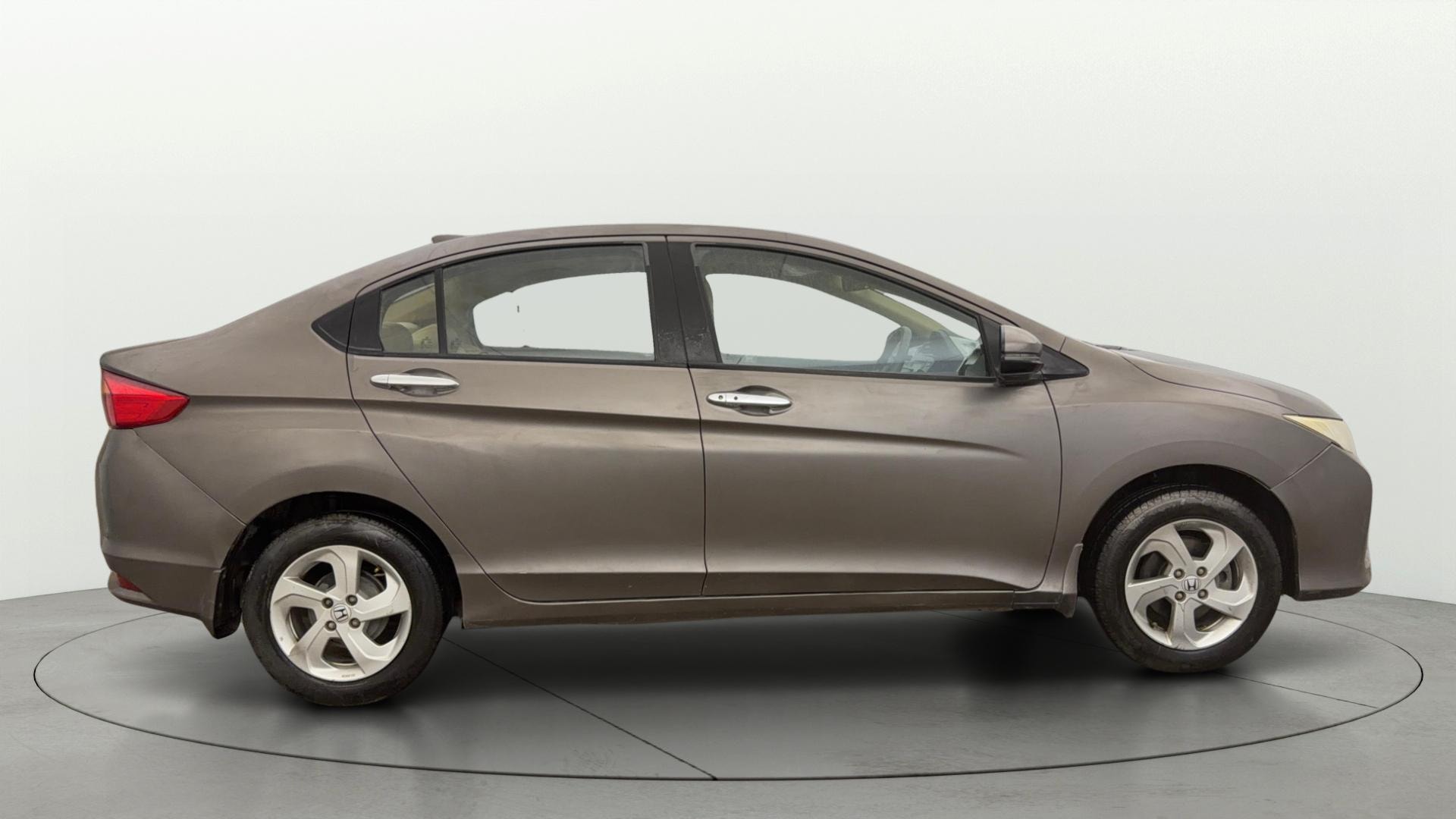 View 2015 Honda City ZX MT Diesel Anniversary Edition Image 9 Used 2015 Honda City ZX MT Diesel Anniversary Edition Image 9