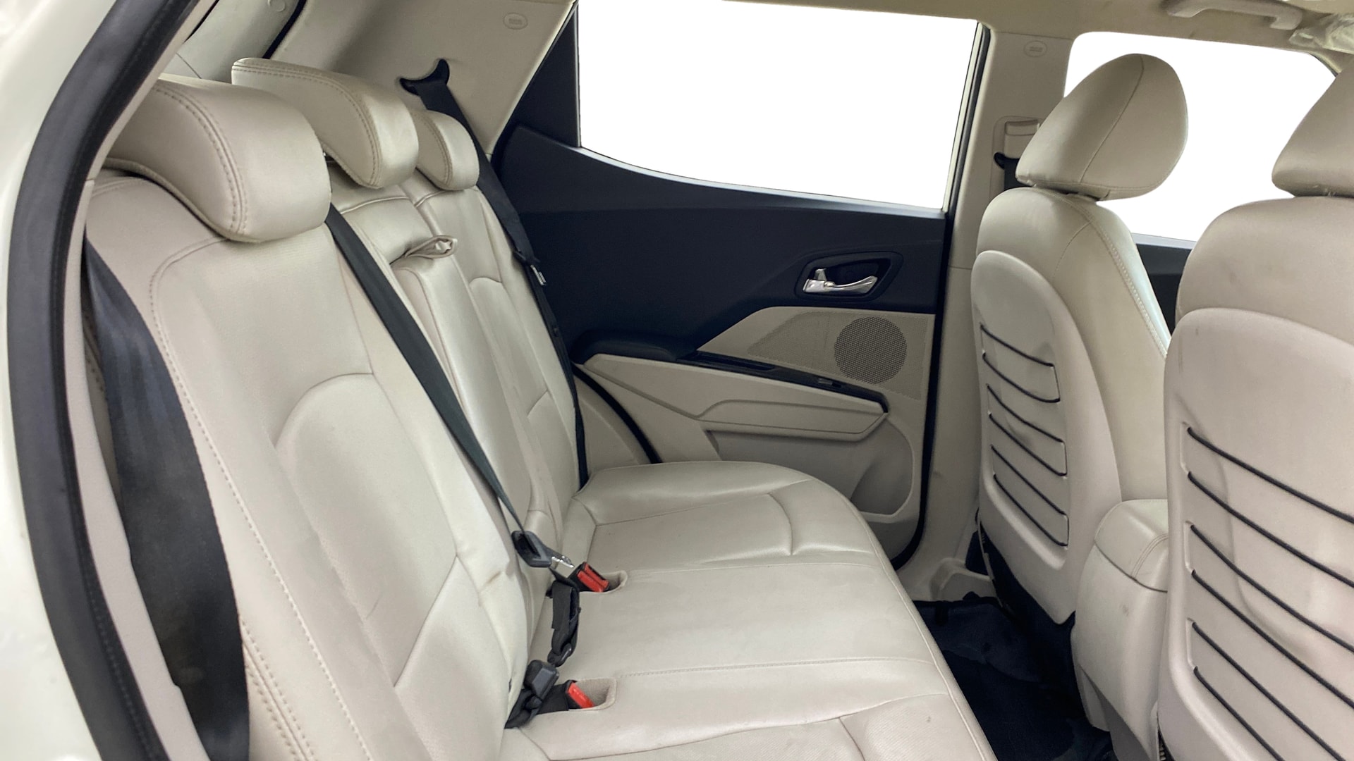 View 2019 Mahindra XUV300 W4 Petrol BS IV Image 37 Used 2019 Mahindra XUV300 W4 Petrol BS IV Image 37