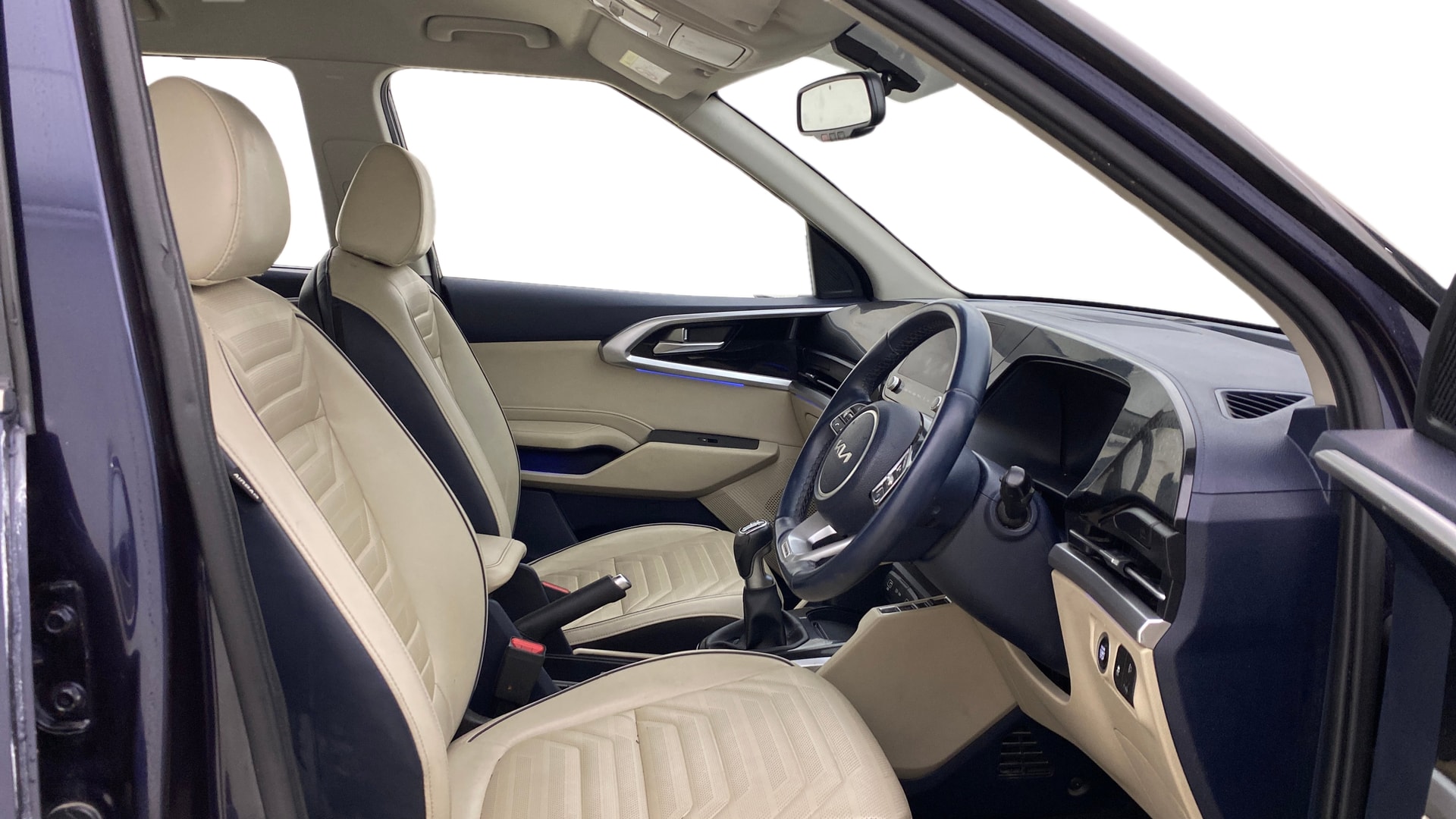 View 2022 Kia Carens Luxury 1.4 Petrol 7 STR Image 19 Used 2022 Kia Carens Luxury 1.4 Petrol 7 STR Image 19