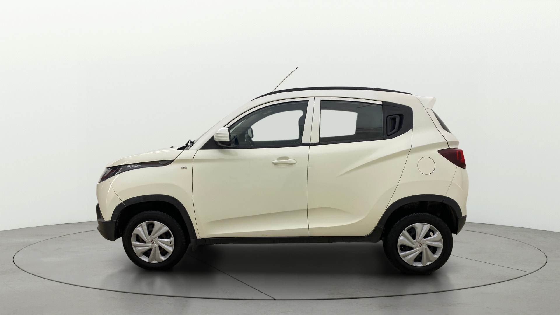 View 2017 Mahindra KUV100 K4 Plus Diesel 6 Seater BS IV Image 5 Used 2017 Mahindra KUV100 K4 Plus Diesel 6 Seater BS IV Image 5