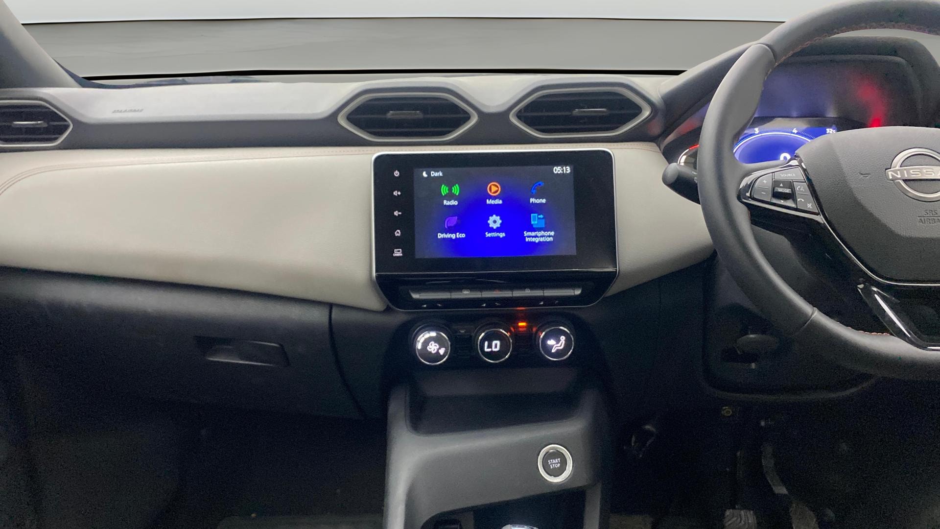 View 2025 Nissan Magnite Tekna B4D 1.0 Petrol AMT Image 18 Used 2025 Nissan Magnite Tekna B4D 1.0 Petrol AMT Image 18