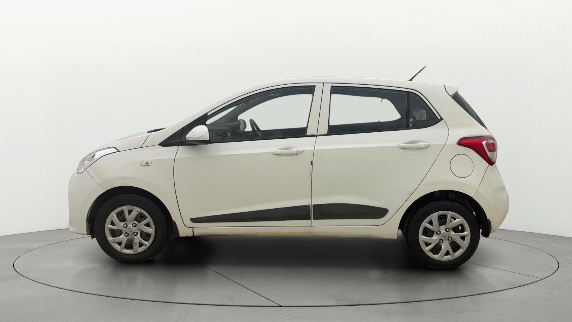 View 2017 Hyundai Grand i10 1.2 Magna Petrol AT Image 5 Used 2017 Hyundai Grand i10 1.2 Magna Petrol AT Image 5