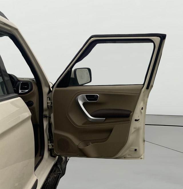 View Mahindra TUV300 Image 46 Used Mahindra TUV300 Image 46