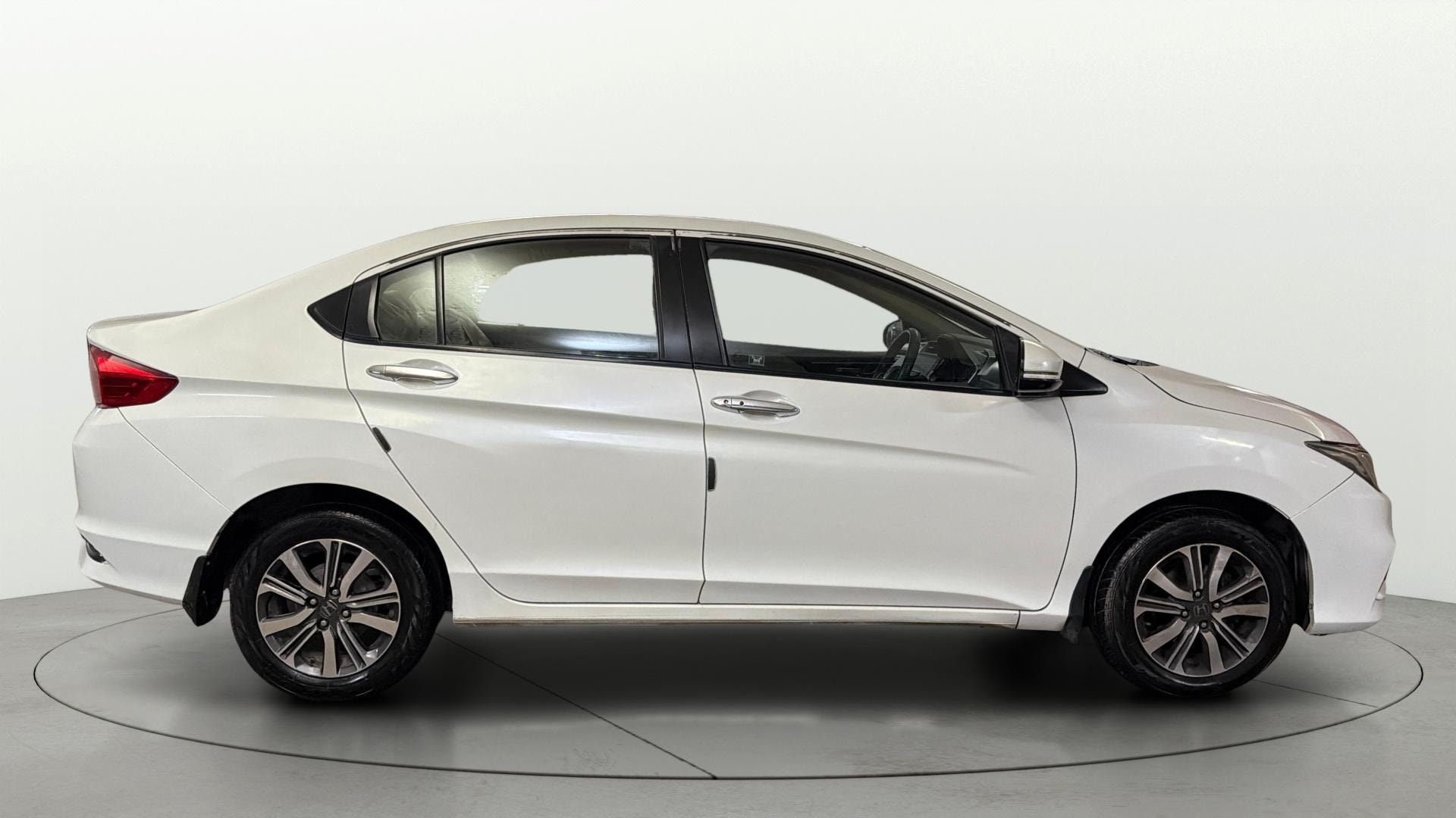 View 2023 Honda City ZX MT Diesel Anniversary Edition Image 9 Used 2023 Honda City ZX MT Diesel Anniversary Edition Image 9