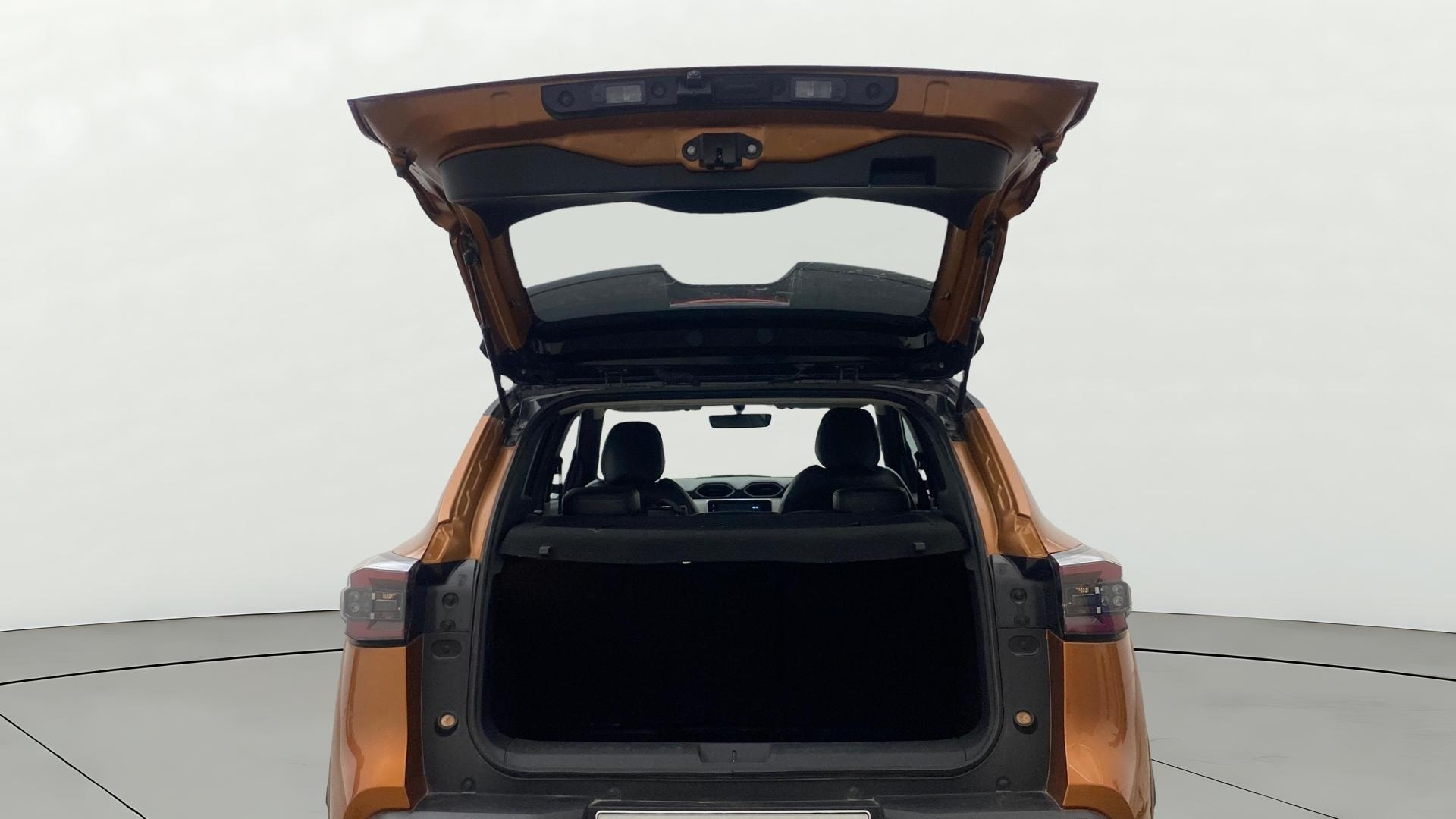 View 2025 Nissan Magnite Tekna B4D 1.0 Petrol AMT Image 17 Used 2025 Nissan Magnite Tekna B4D 1.0 Petrol AMT Image 17