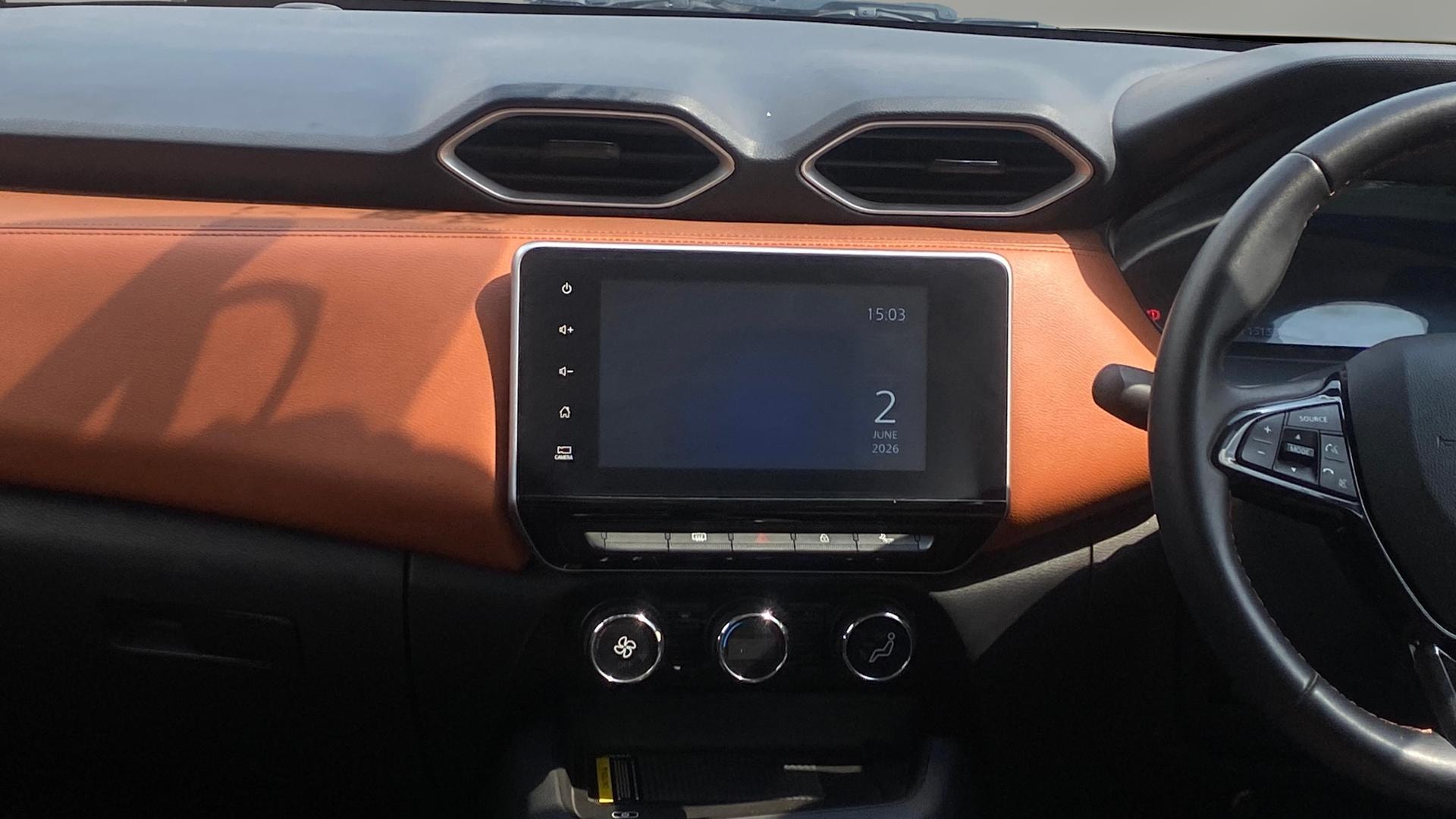 View 2024 Nissan Magnite Tekna B4D 1.0 Petrol AMT Dual Tone Image 17 Used 2024 Nissan Magnite Tekna B4D 1.0 Petrol AMT Dual Tone Image 17