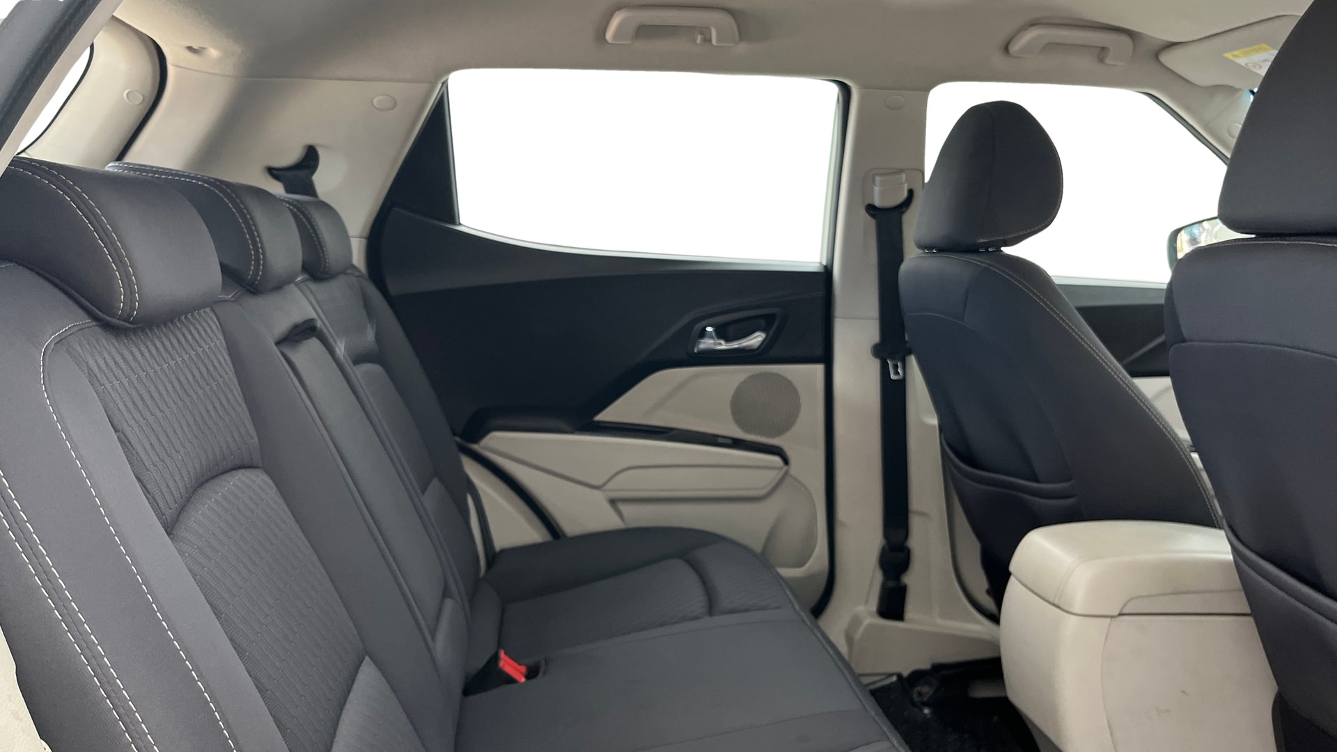 View 2021 Mahindra XUV300 W4 Petrol BS IV Image 30 Used 2021 Mahindra XUV300 W4 Petrol BS IV Image 30
