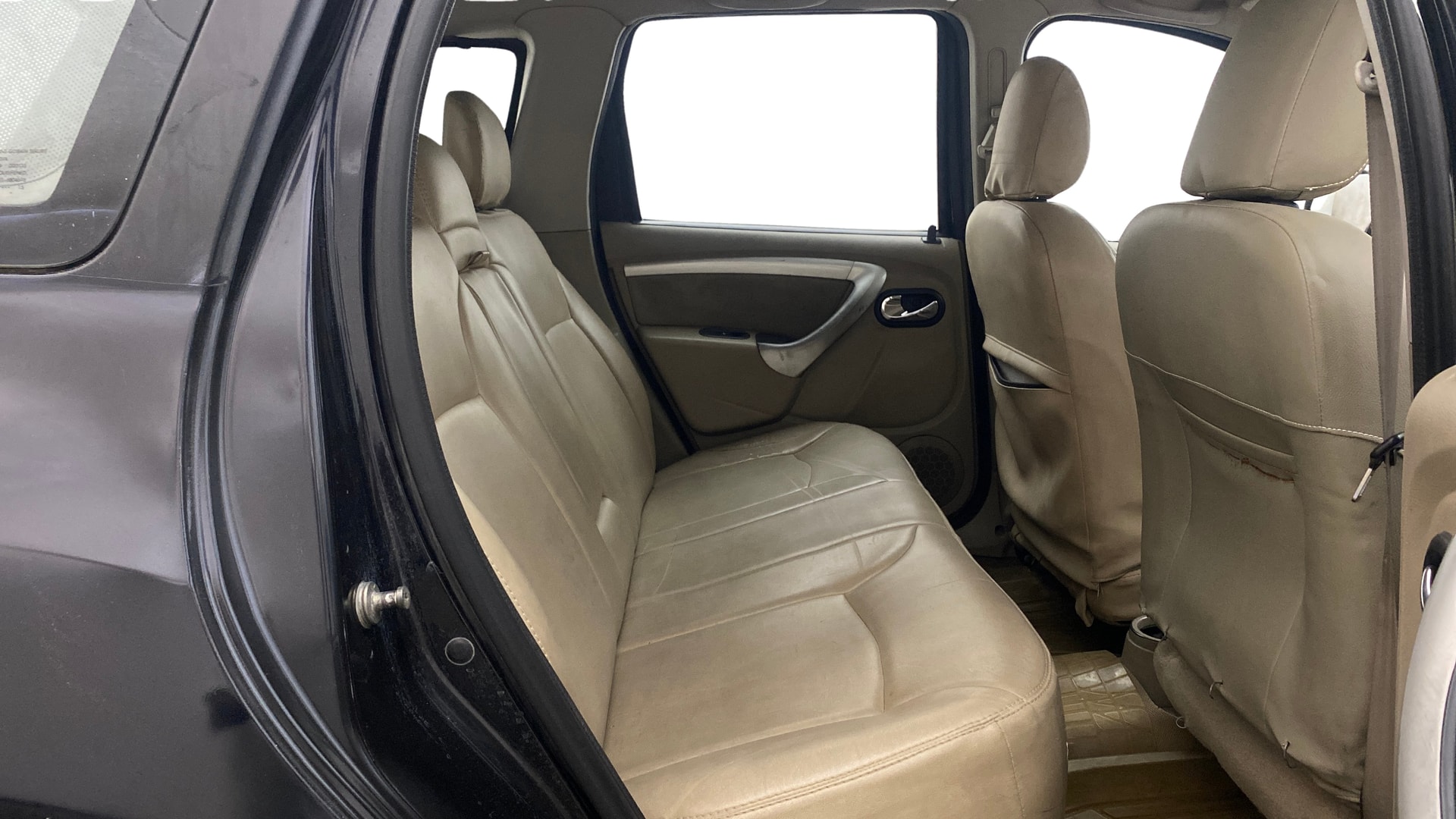 View 2015 Nissan Terrano XLD Plus 85PS Image 28 Used 2015 Nissan Terrano XLD Plus 85PS Image 28