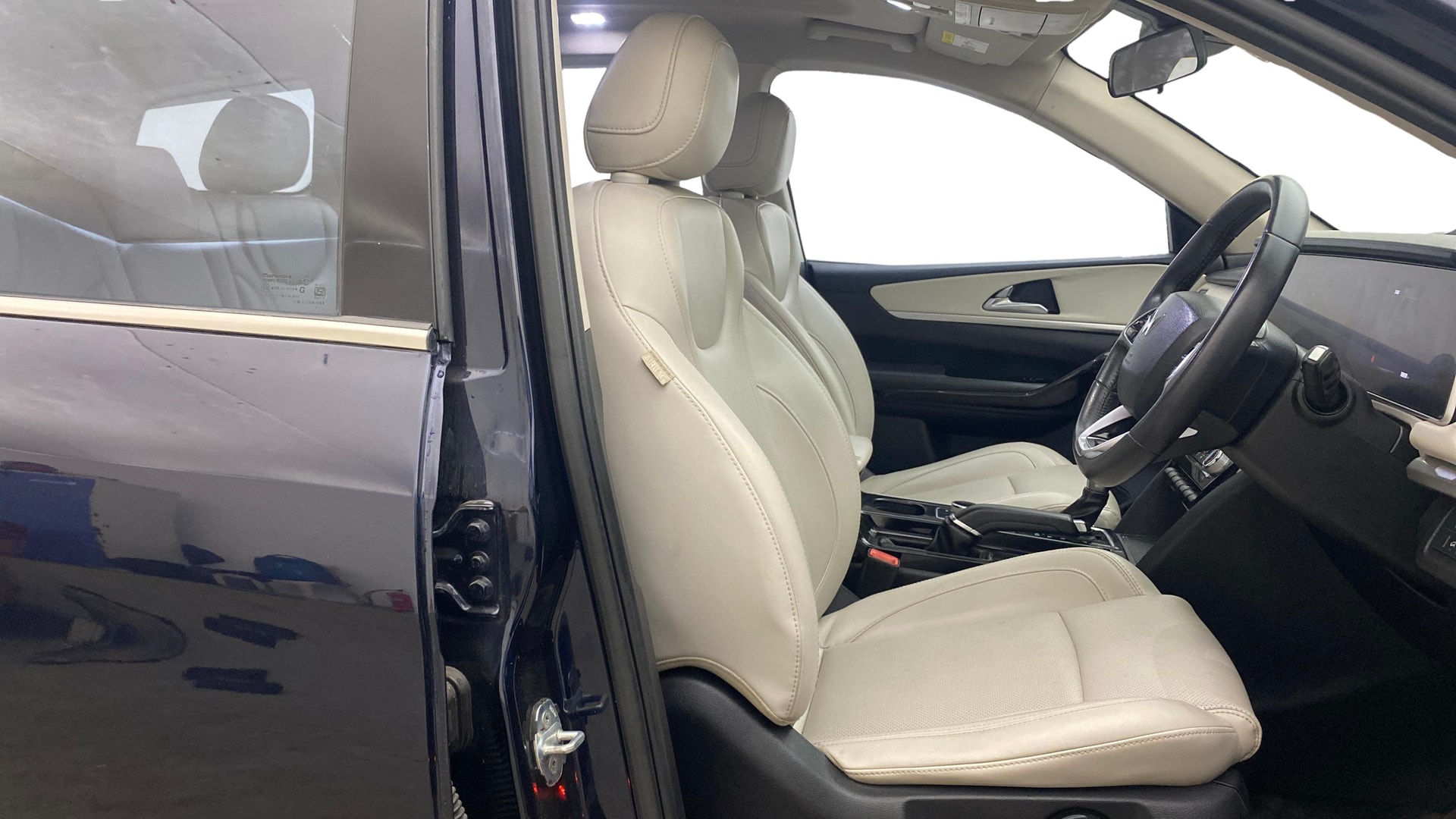 View 2022 Mahindra XUV700 MX Petrol 5 STR Image 19 Used 2022 Mahindra XUV700 MX Petrol 5 STR Image 19