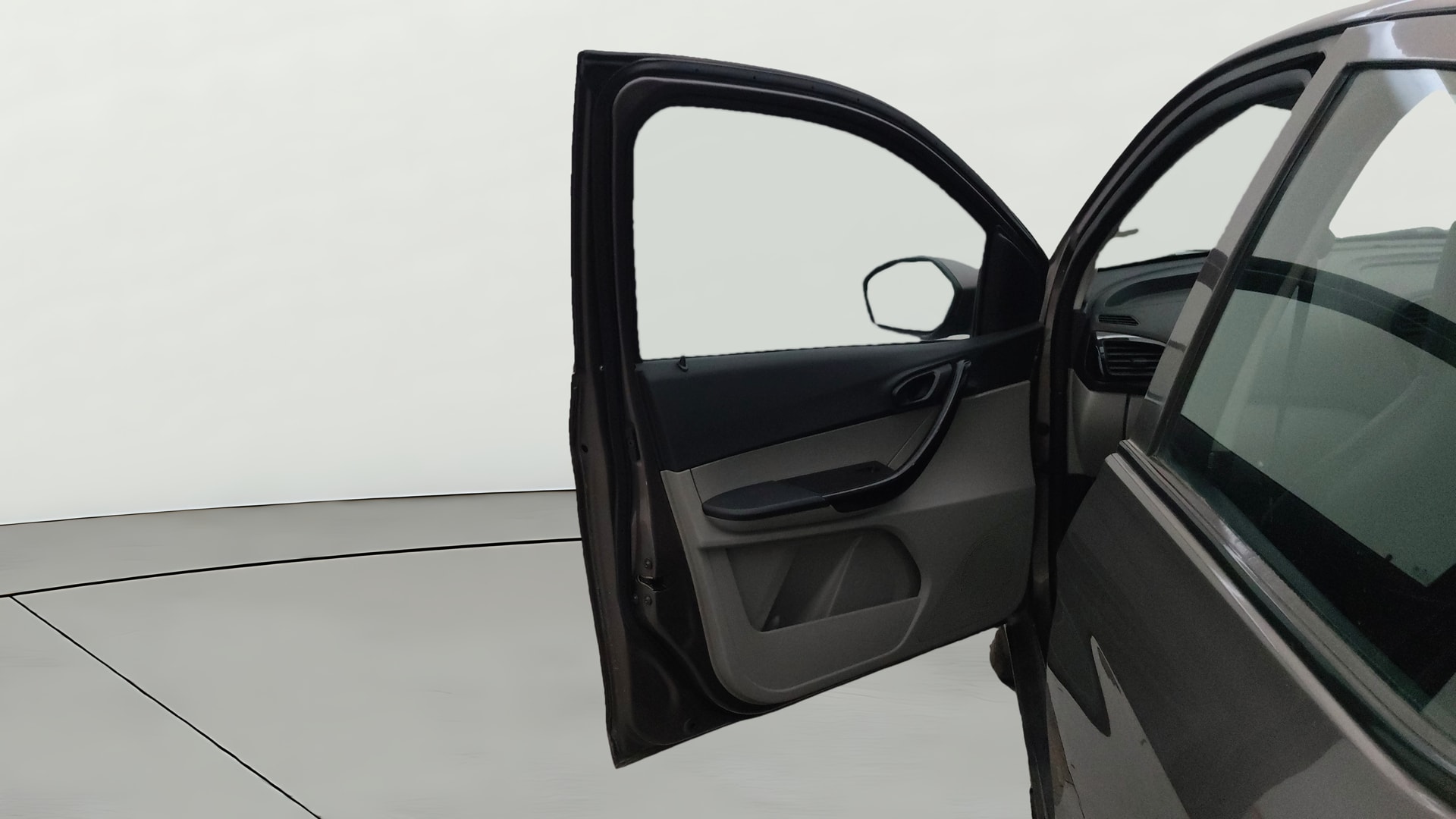 View 2018 Tata Tiago Revotorq XB Image 30 Used 2018 Tata Tiago Revotorq XB Image 30