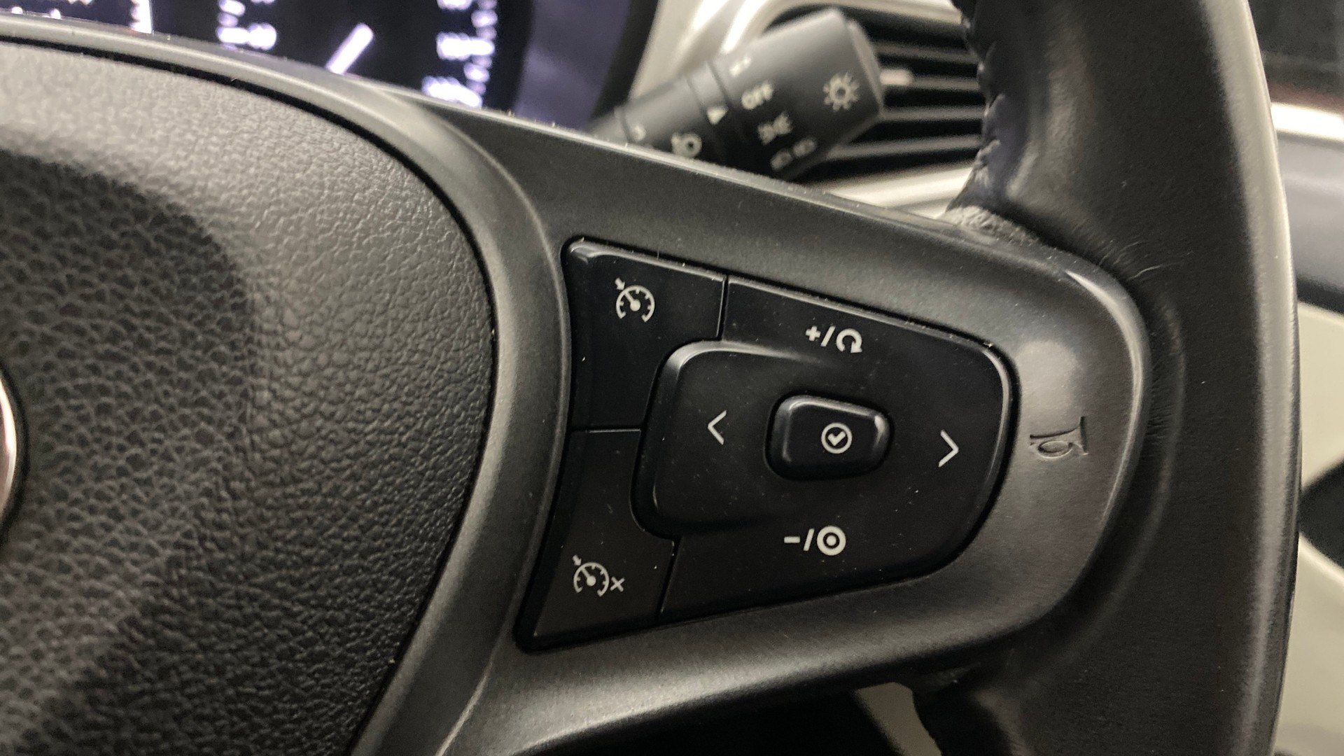 View 2022 Tata Altroz XZ Petrol Image 3 Used 2022 Tata Altroz XZ Petrol Image 3