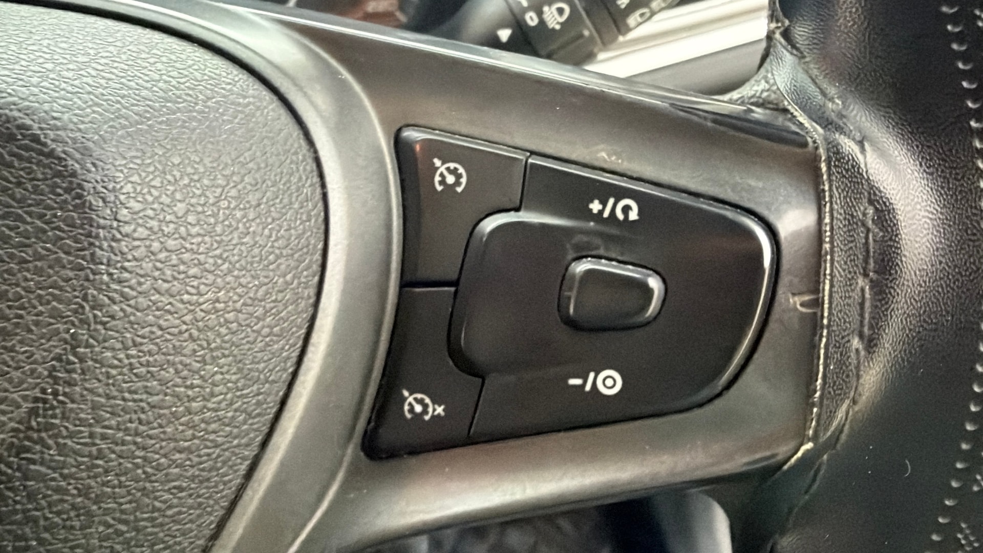 View 2022 Tata Altroz XT Petrol Image 3 Used 2022 Tata Altroz XT Petrol Image 3