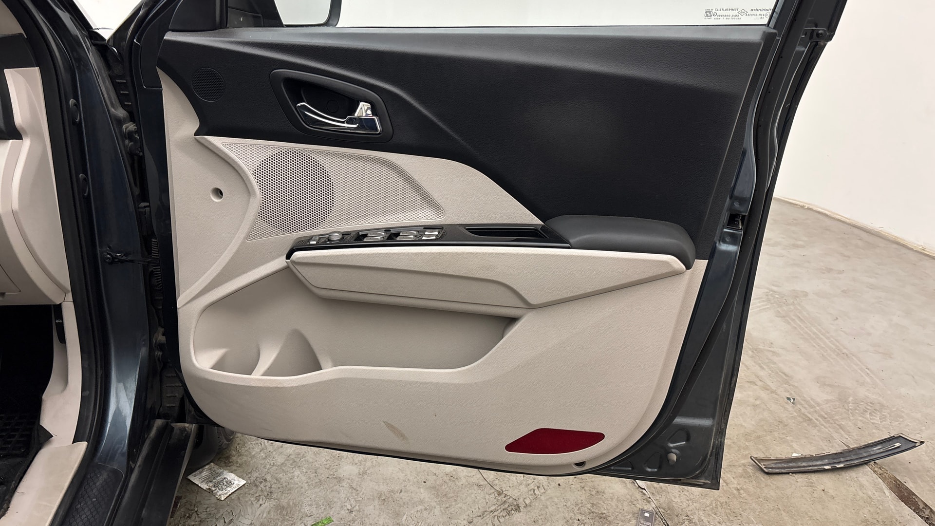 View 2022 Mahindra XUV300 W4 Petrol BS IV Image 33 Used 2022 Mahindra XUV300 W4 Petrol BS IV Image 33