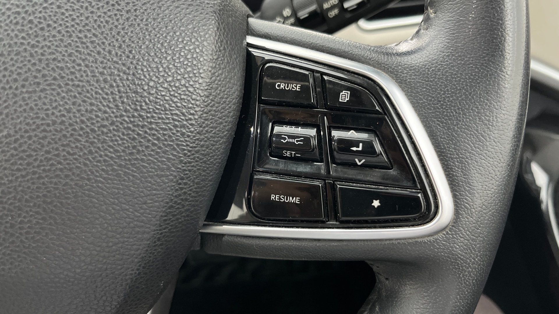 View 2022 Mahindra XUV700 MX Petrol 5 STR Image 3 Used 2022 Mahindra XUV700 MX Petrol 5 STR Image 3