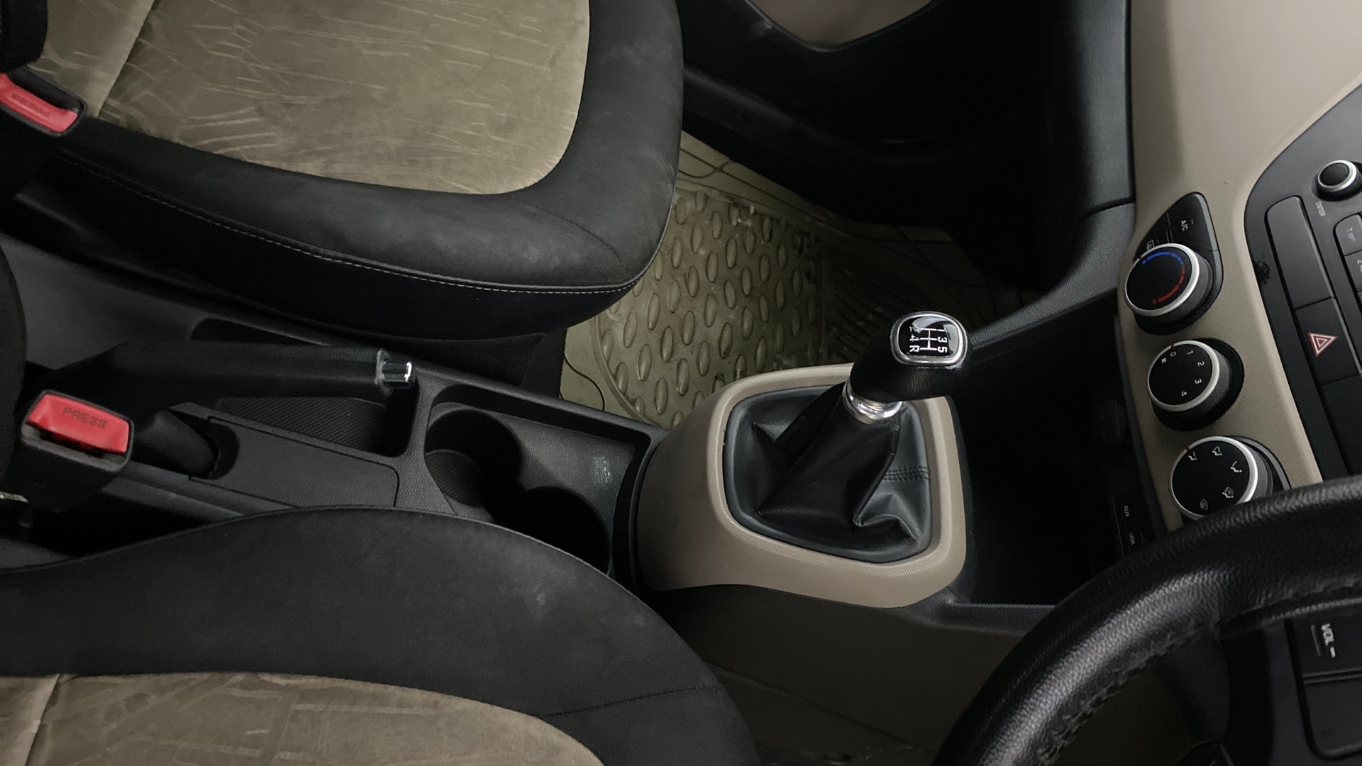 View 2015 Hyundai Grand i10 Sportz 1.2 Kappa Image 37 Used 2015 Hyundai Grand i10 Sportz 1.2 Kappa Image 37