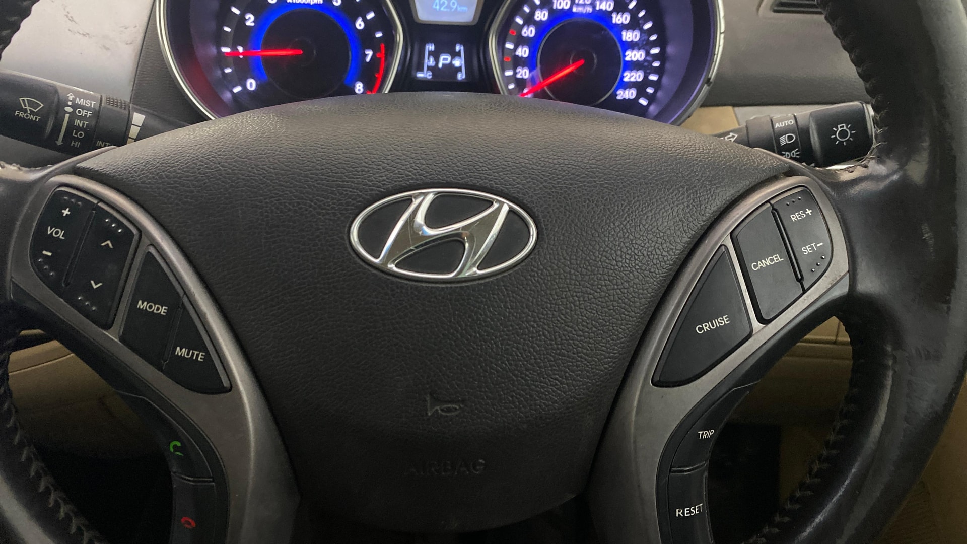 View 2013 Hyundai Elantra 1.6 CRDi S Image 3 Used 2013 Hyundai Elantra 1.6 CRDi S Image 3