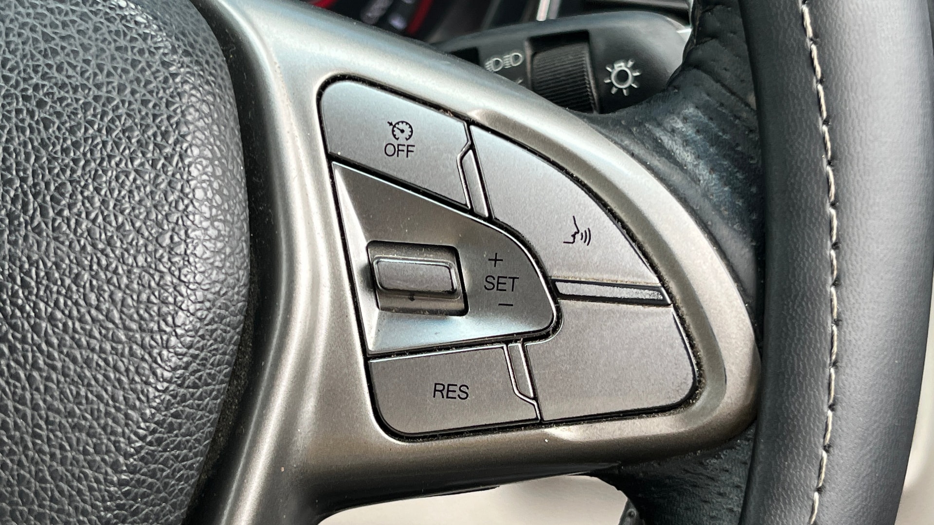 View 2021 Mahindra XUV300 W4 Petrol BS IV Image 3 Used 2021 Mahindra XUV300 W4 Petrol BS IV Image 3