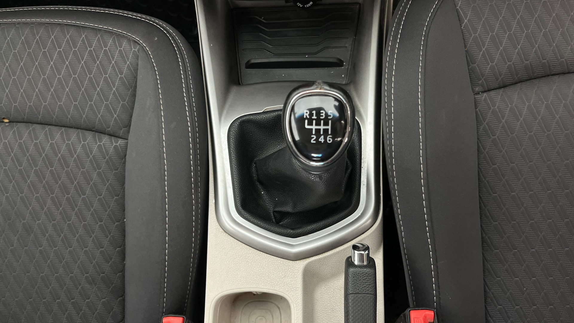 View 2021 Mahindra XUV300 W4 Petrol BS IV Image 40 Used 2021 Mahindra XUV300 W4 Petrol BS IV Image 40