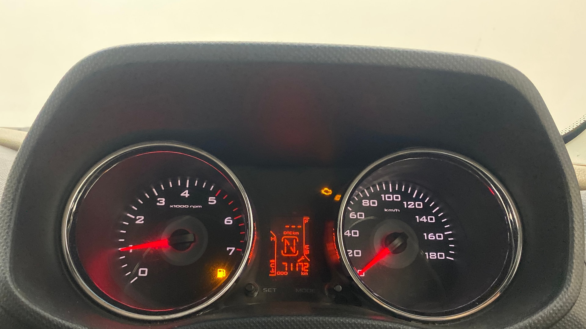 View 2018 Mahindra TUV300 T8 Image 21 Used 2018 Mahindra TUV300 T8 Image 21