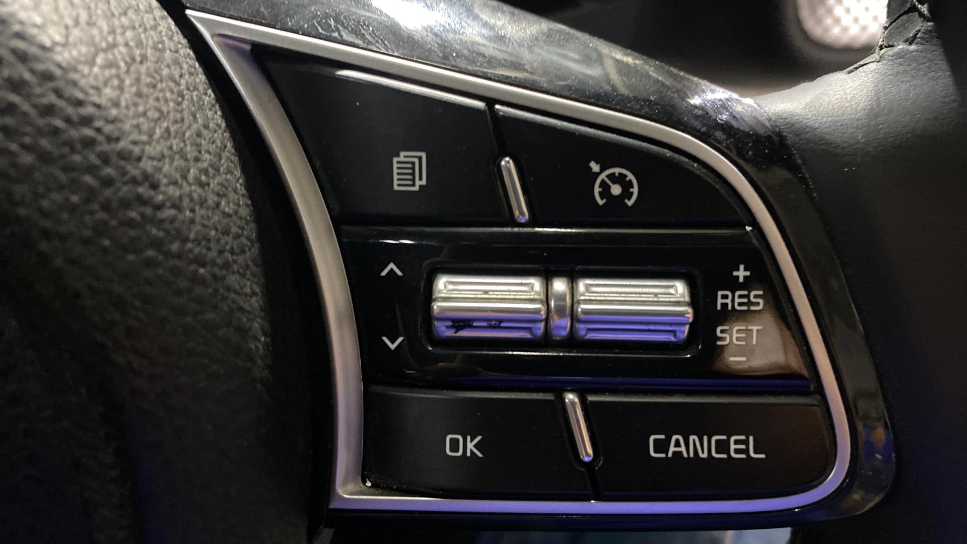 View 2023 Kia Sonet HTE Petrol Image 3 Used 2023 Kia Sonet HTE Petrol Image 3