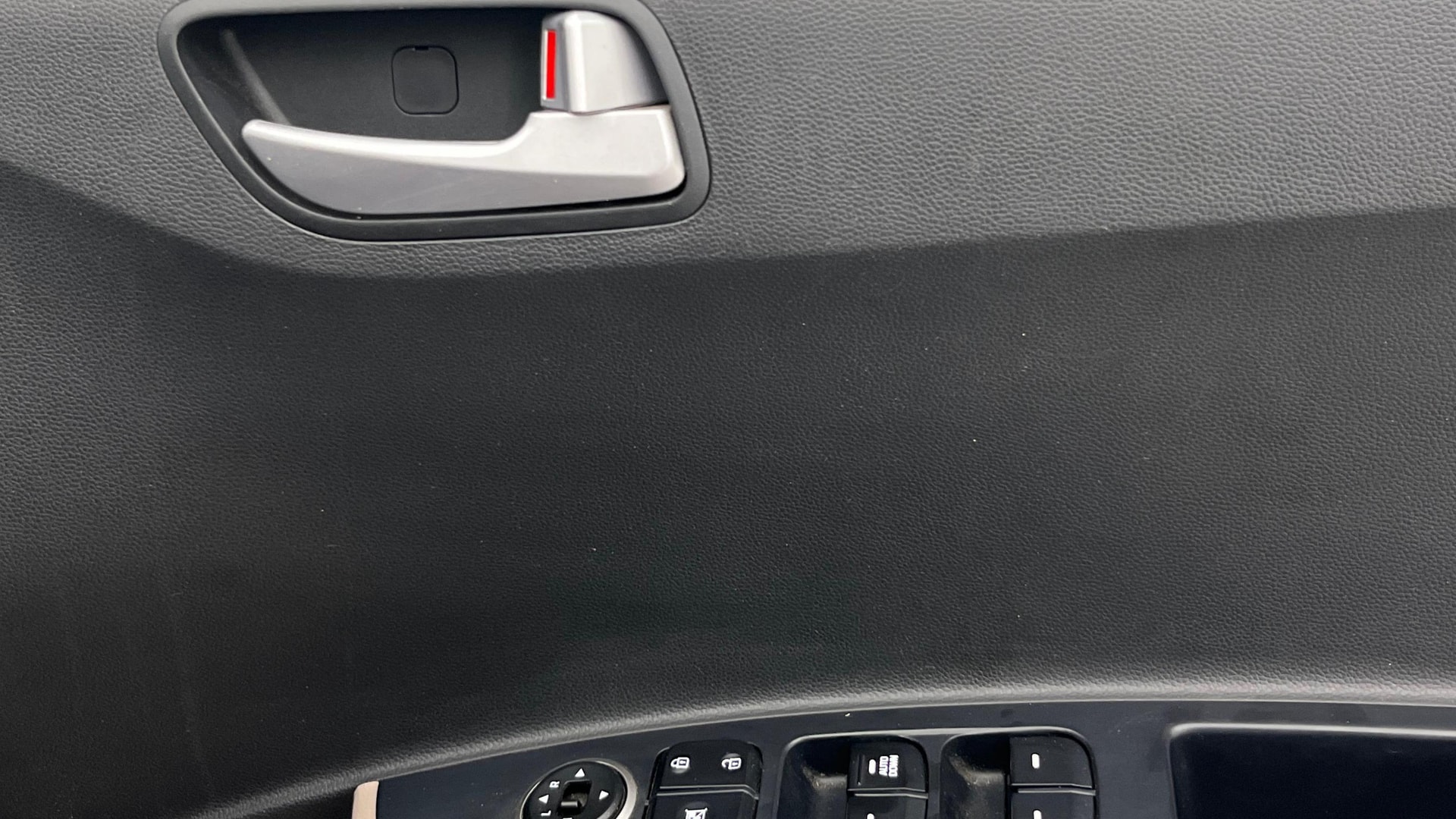 View 2017 Hyundai Grand i10 Sportz 1.2 Kappa Image 32 Used 2017 Hyundai Grand i10 Sportz 1.2 Kappa Image 32
