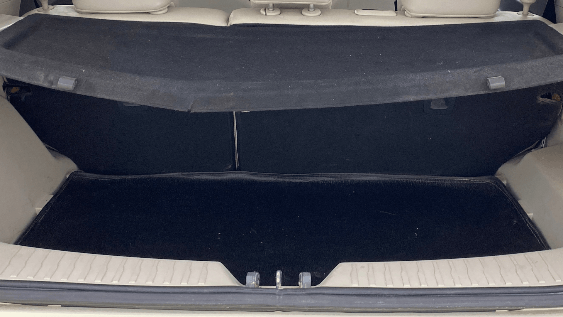 View 2019 Mahindra XUV300 W4 Petrol BS IV Image 7 Used 2019 Mahindra XUV300 W4 Petrol BS IV Image 7