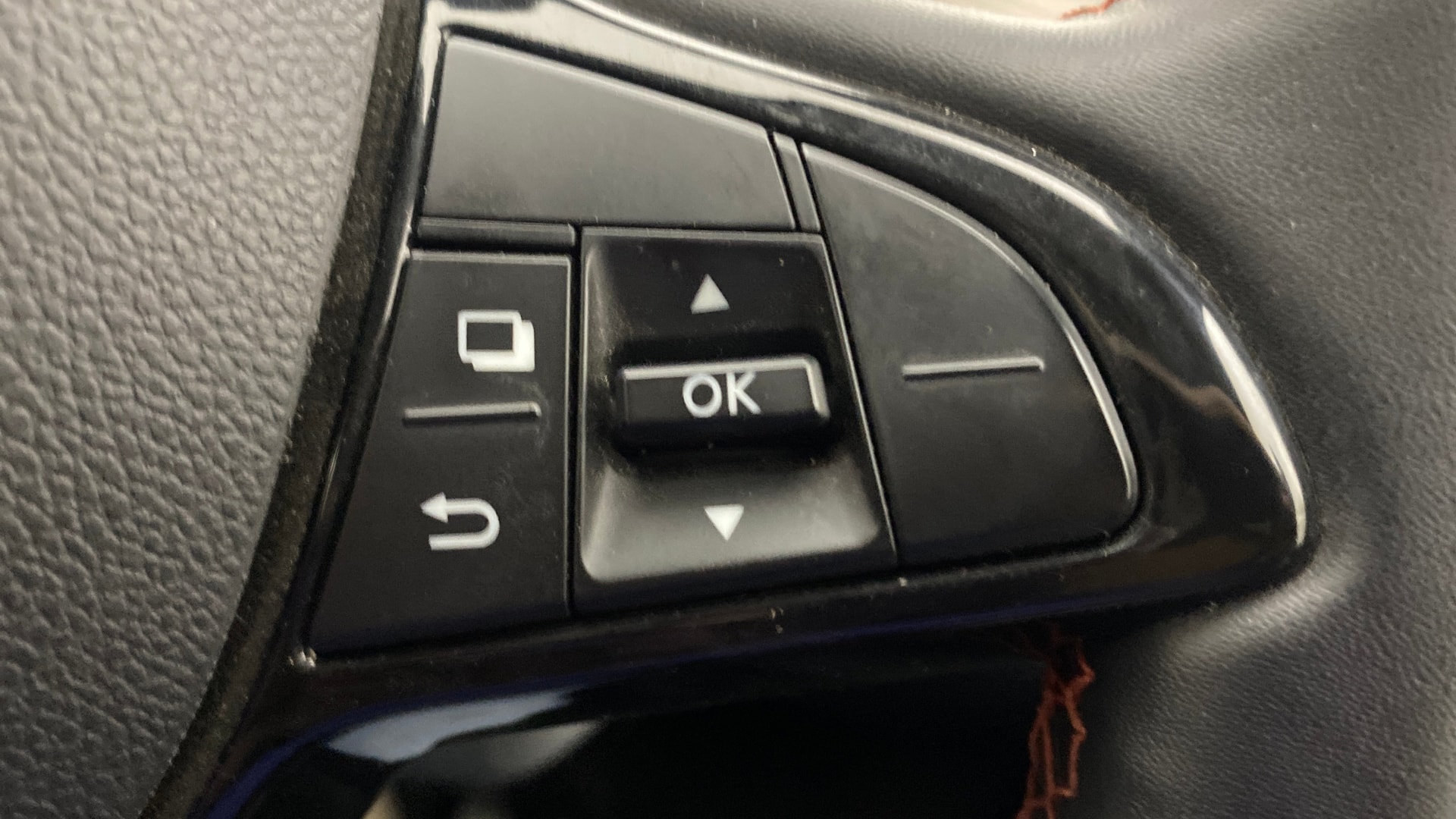 View 2025 Nissan Magnite Tekna B4D 1.0 Petrol AMT Image 3 Used 2025 Nissan Magnite Tekna B4D 1.0 Petrol AMT Image 3