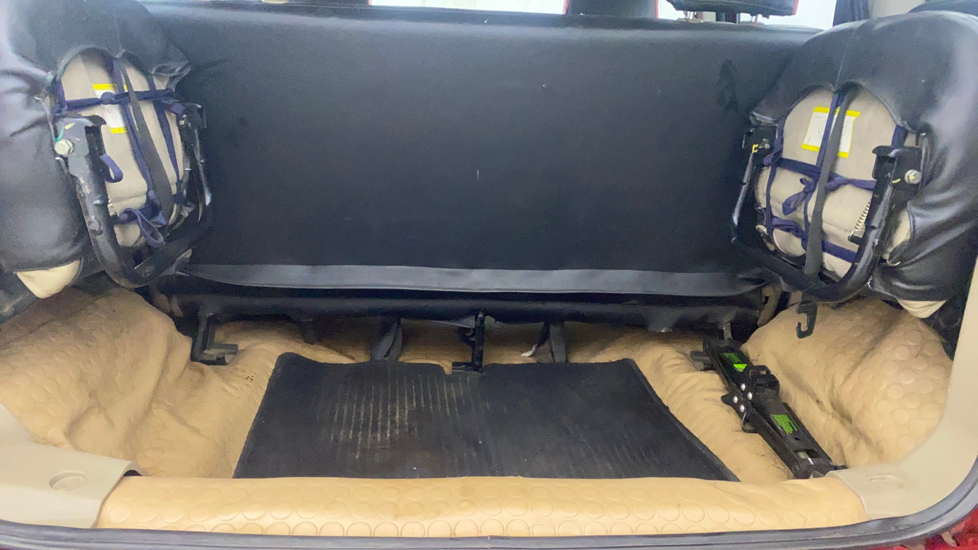 View 2017 Mahindra TUV300 T8 AMT Image 6 Used 2017 Mahindra TUV300 T8 AMT Image 6