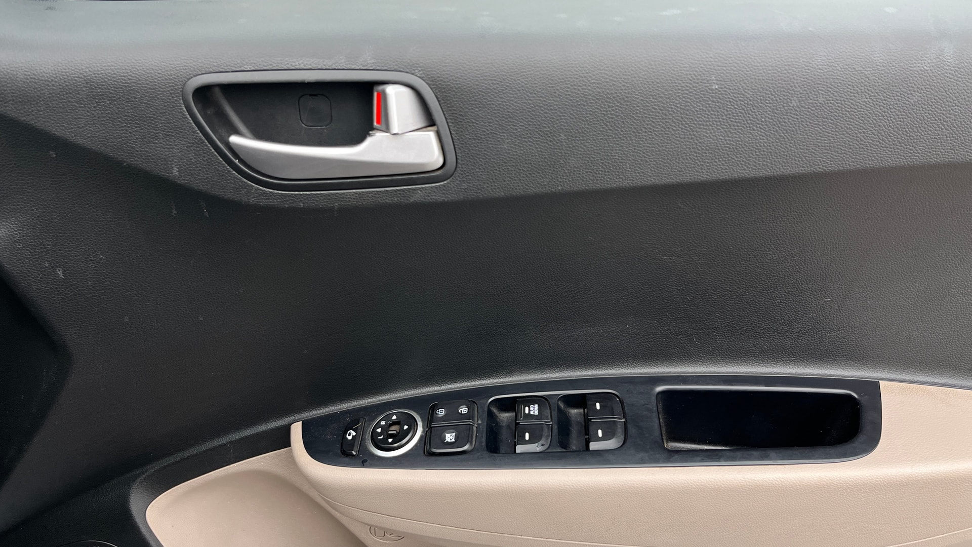 View 2016 Hyundai Grand i10 1.2 Asta Petrol Image 33 Used 2016 Hyundai Grand i10 1.2 Asta Petrol Image 33